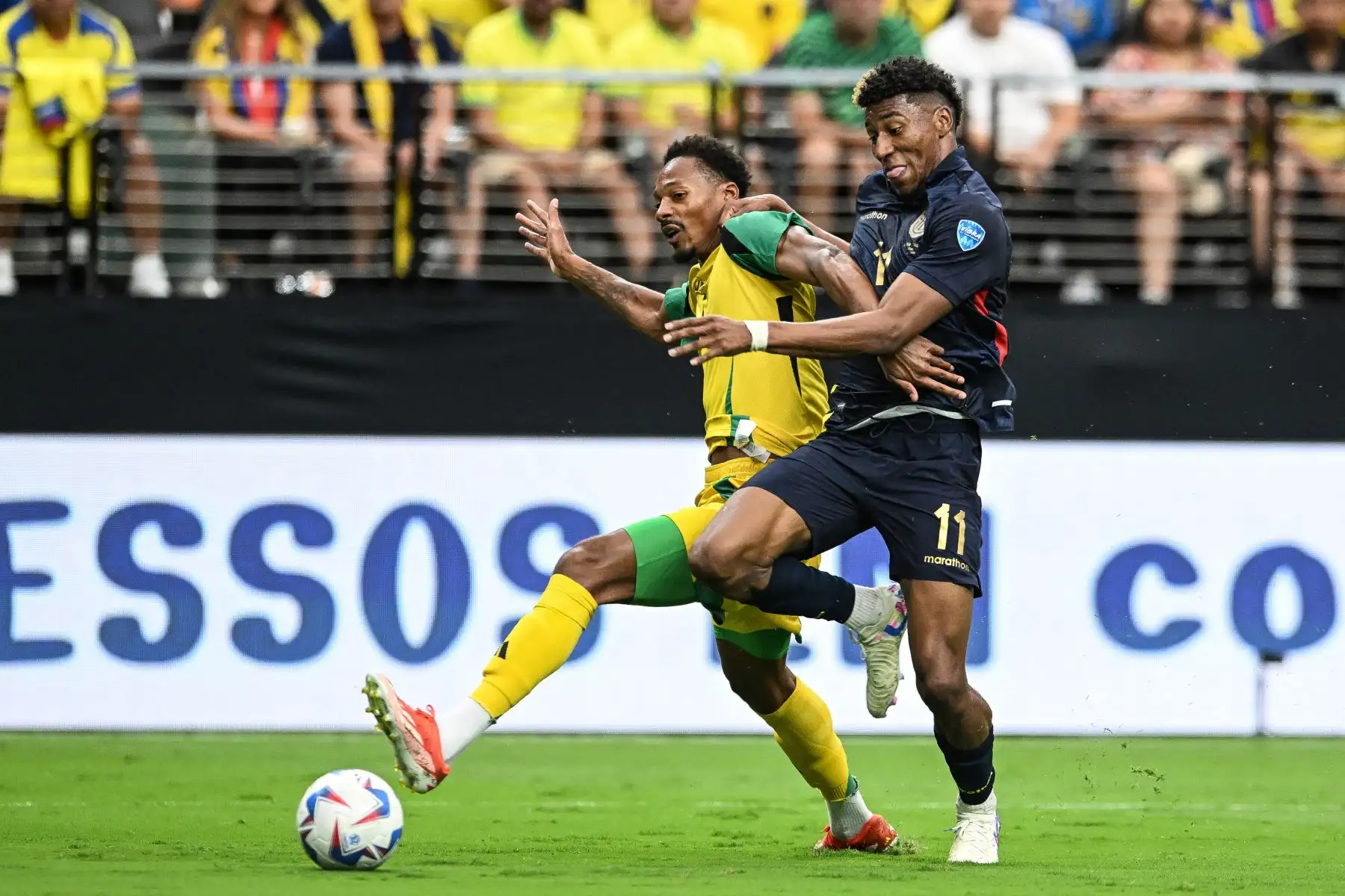 Ethan Pinnock de Jamaica lucha por la posesión con Kevin Rodríguez de Ecuador durante el partido del Grupo B de la CONMEBOL Copa América 2024 entre Ecuador y Jamaica.
Foto: ANDINA/AFP