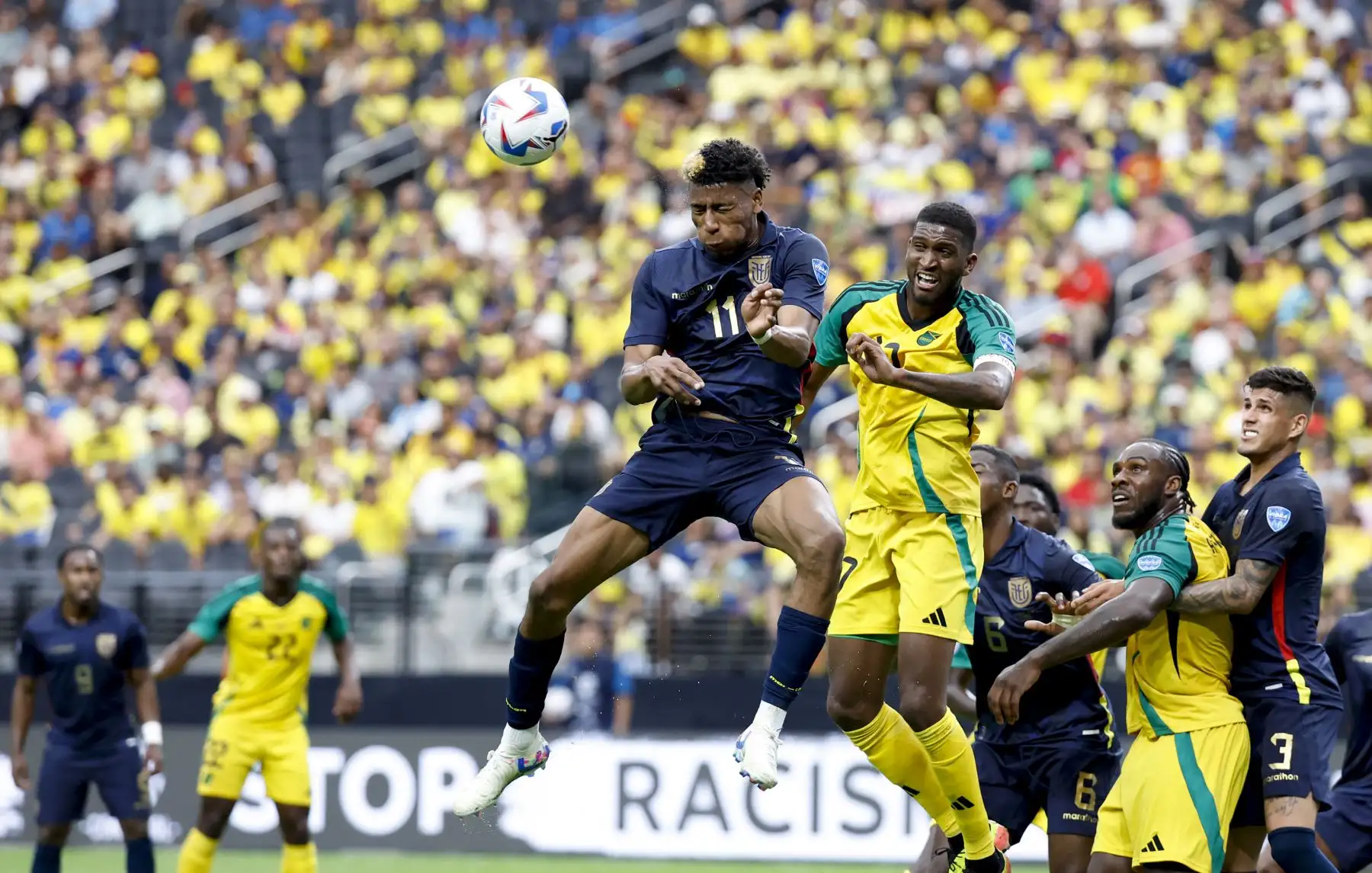 El delantero de Ecuador Kevin Rodríguez aleja el balón del defensor de Jamaica  Damion Lowe durante el partido de fútbol del grupo B del torneo Conmebol Copa América 2024 entre Ecuador y Jamaica. Foto: ANDINA/AFP