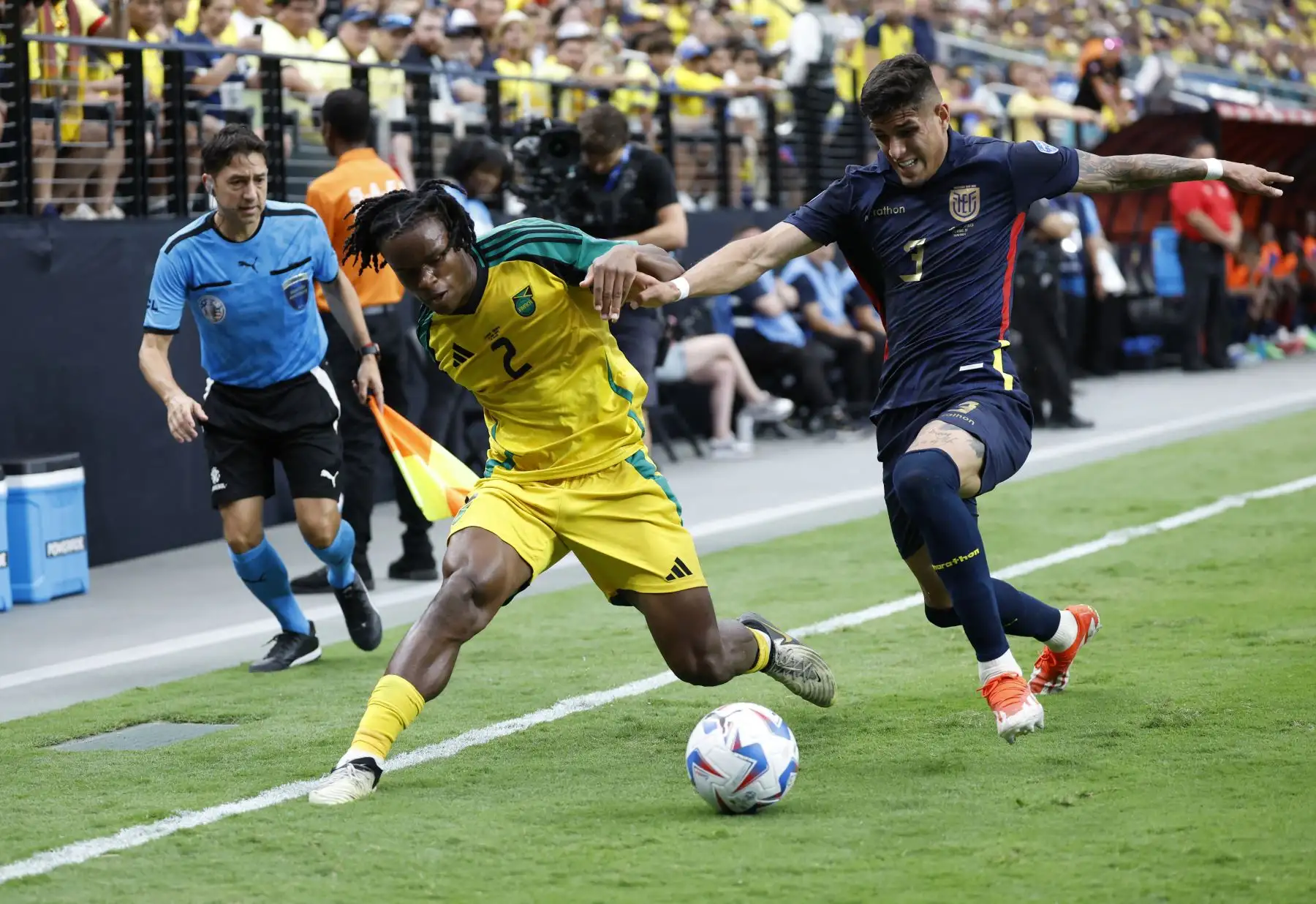 El defensor de Ecuador Piero Hincapie desafía al defensor de Jamaica Dexter Lembikisa durante el partido de fútbol del grupo B del torneo Copa América Conmebol 2024 entre Ecuador y Jamaica. 
Foto: ANDINA/ AFP