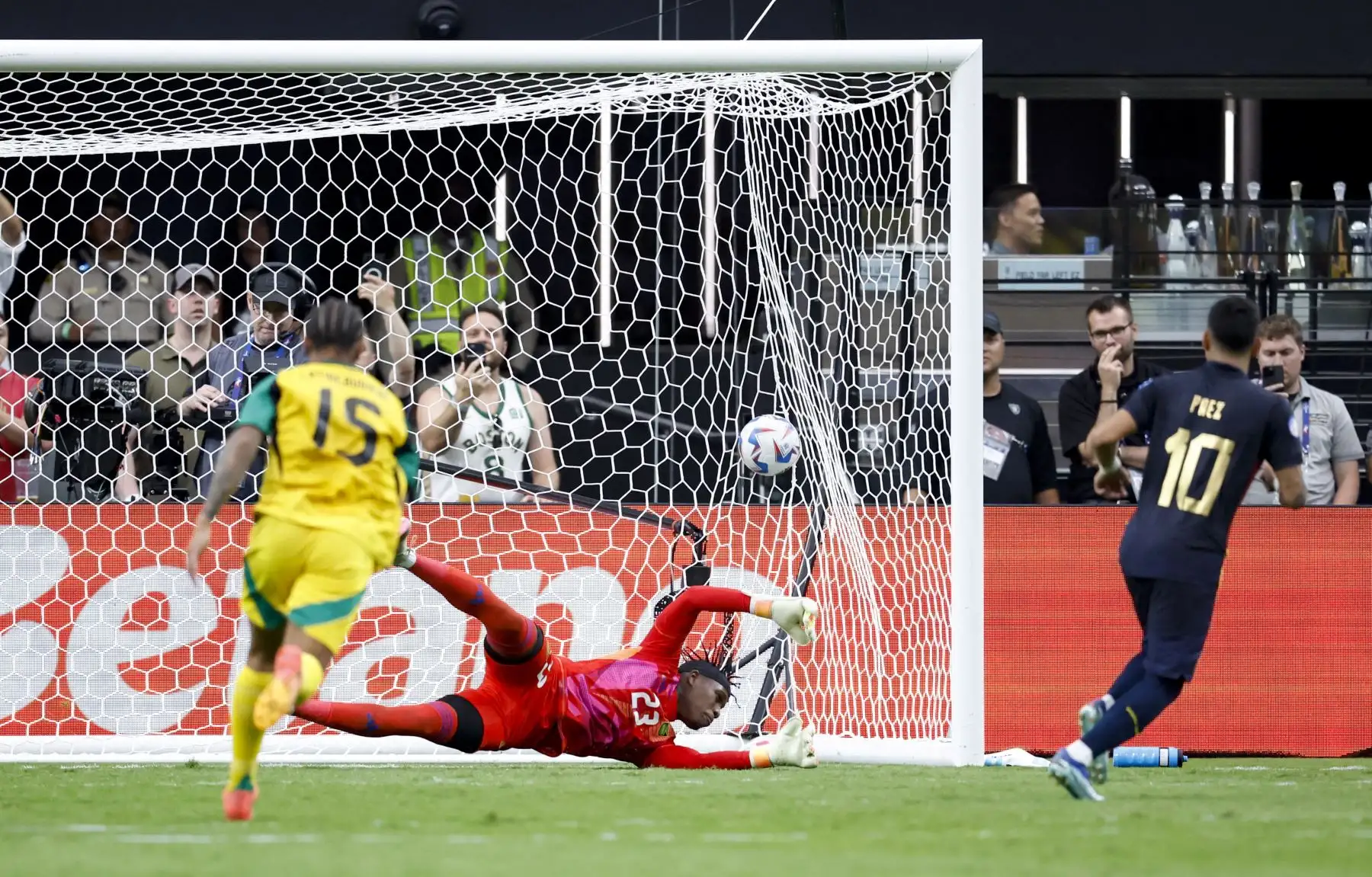 El portero de Jamaica Jahmali Waite se lanza y no logra detener un gol de penalti del mediocampista ecuatoriano Kendry Paez durante el partido de fútbol del grupo B del torneo Copa América Conmebol 2024 entre Ecuador y Jamaica.
Foto: ANDINA/AFP