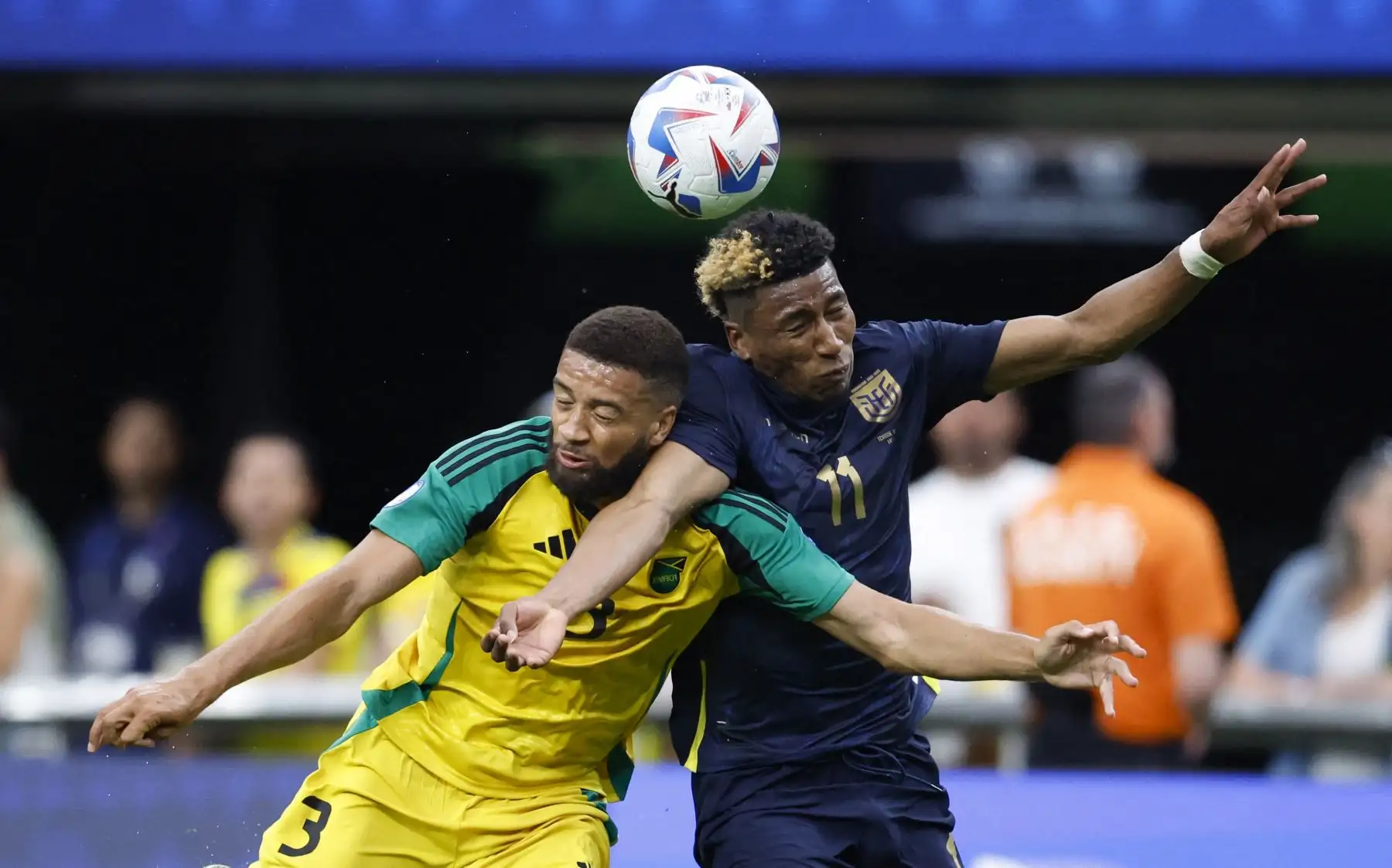 El defensor de Jamaica Michael Hector y el delantero de Ecuador Kevin Rodríguez compiten por el balón durante el partido de fútbol del grupo B del torneo Conmebol Copa América 2024 entre Ecuador y Jamaica. Foto: ANDINA/AFP