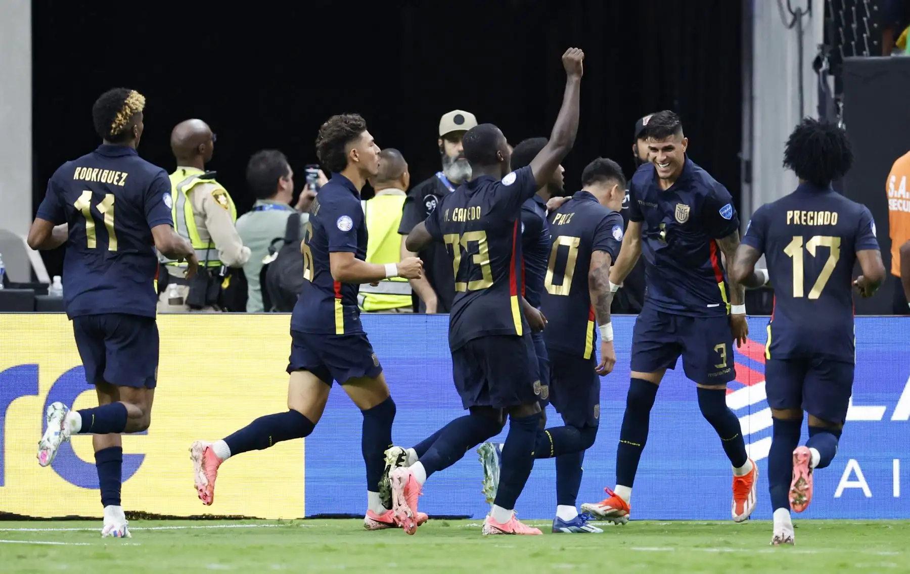 Los jugadores de Ecuador celebran al mediocampista Kendry Paez  después de anotar el segundo gol de su equipo con un tiro penal durante el partido de fútbol del grupo B del torneo Conmebol Copa América 2024 entre Ecuador y Jamaica. Foto: ANDINA/AFP
