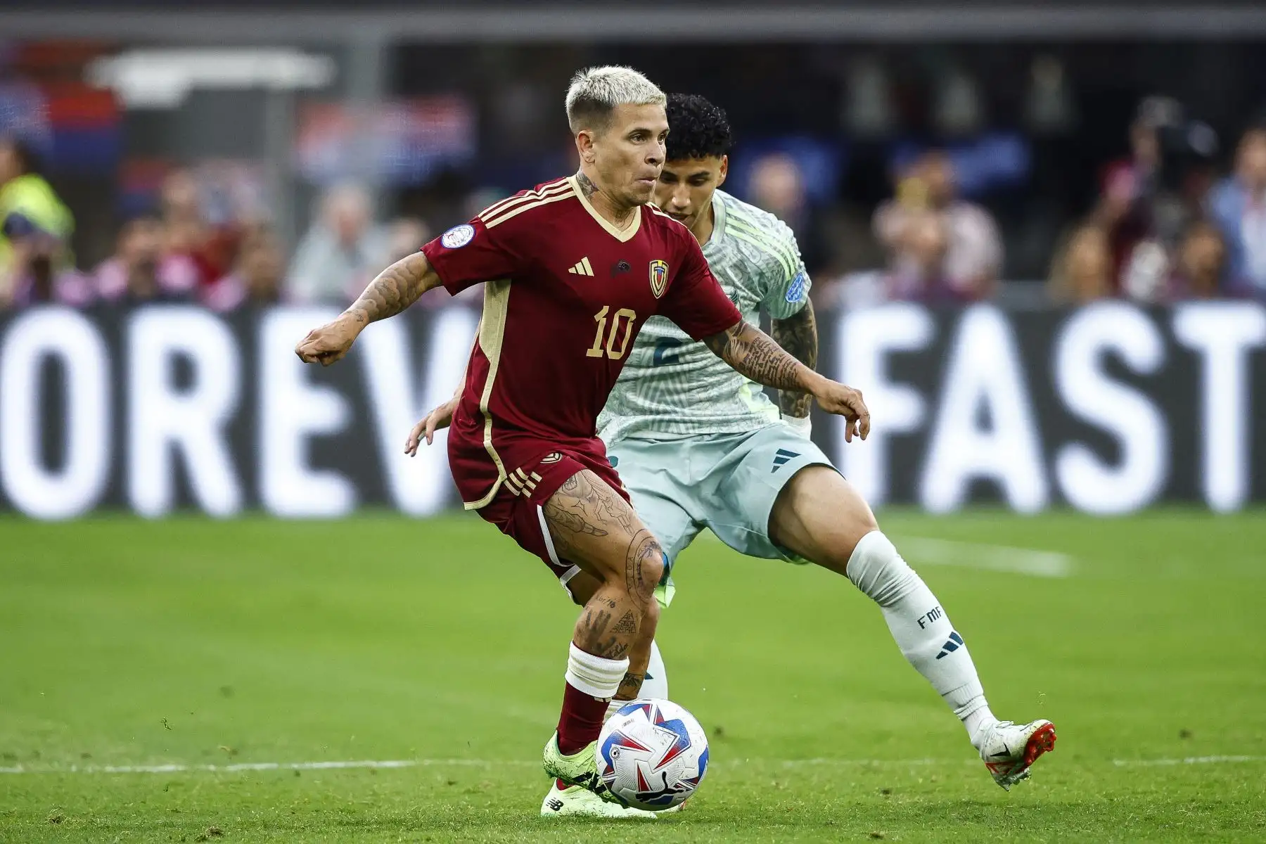 Yeferson Soteldo de Venezuela lucha por la posesión con Jorge Sánchez de México durante el partido del Grupo B de la CONMEBOL Copa América 2024 entre Venezuela y México. Foto: ANDINA/ AFP