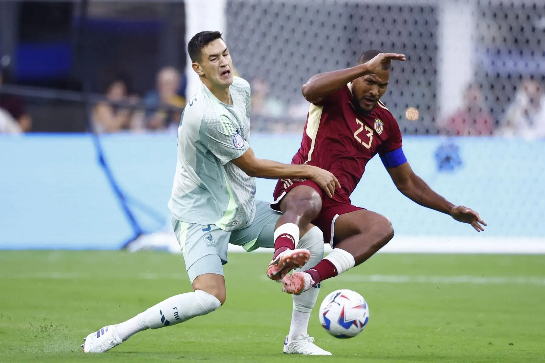Salomón Rondón de Venezuela lucha por la posesión con César Montes de México durante el partido del Grupo B de la CONMEBOL Copa América 2024 entre Venezuela y México. Foto: ANDINA/AFP