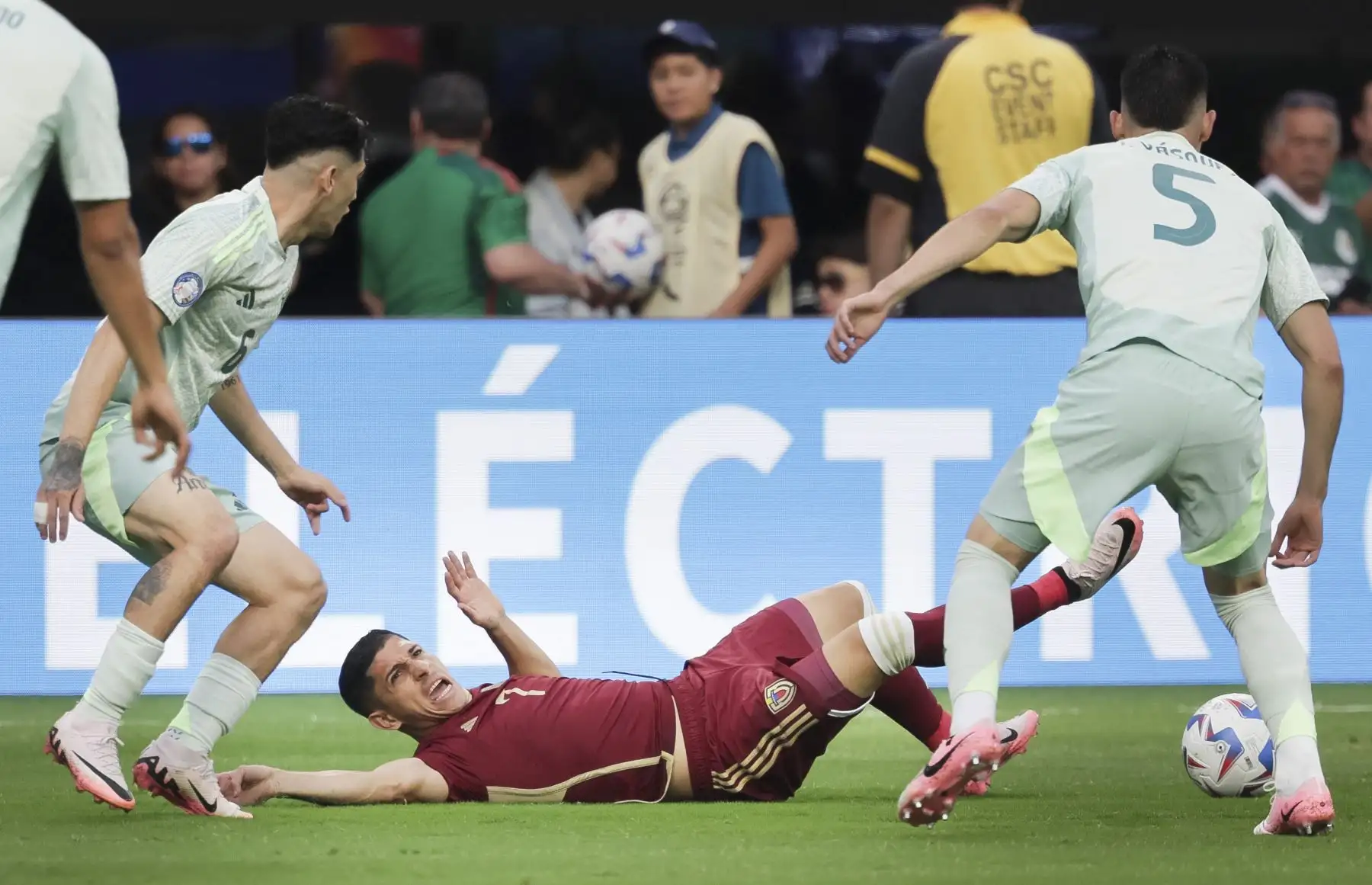 Jefferson Savarino de Venezuela reacciona después de un tackle mientras Gerardo Arteaga  y Johan Vasquez de México miran durante la primera mitad del grupo B de la CONMEBOL Copa América 2024. Partido de fútbol entre Venezuela y México. Foto: ANDINA/EFE