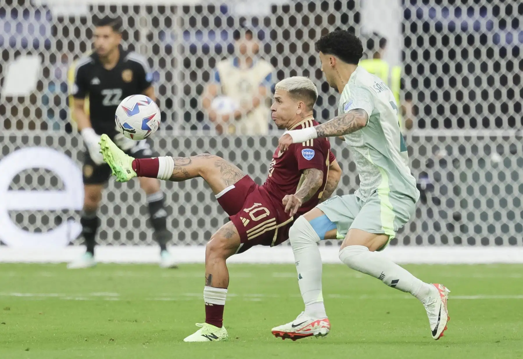 Yeferson Soteldo  y Jorge Sánchez de Venezuela batalan por el balón durante la primera mitad del partido de fútbol del grupo B de la CONMEBOL Copa América 2024 entre Venezuela y México. Foto: ANDINA/EFE