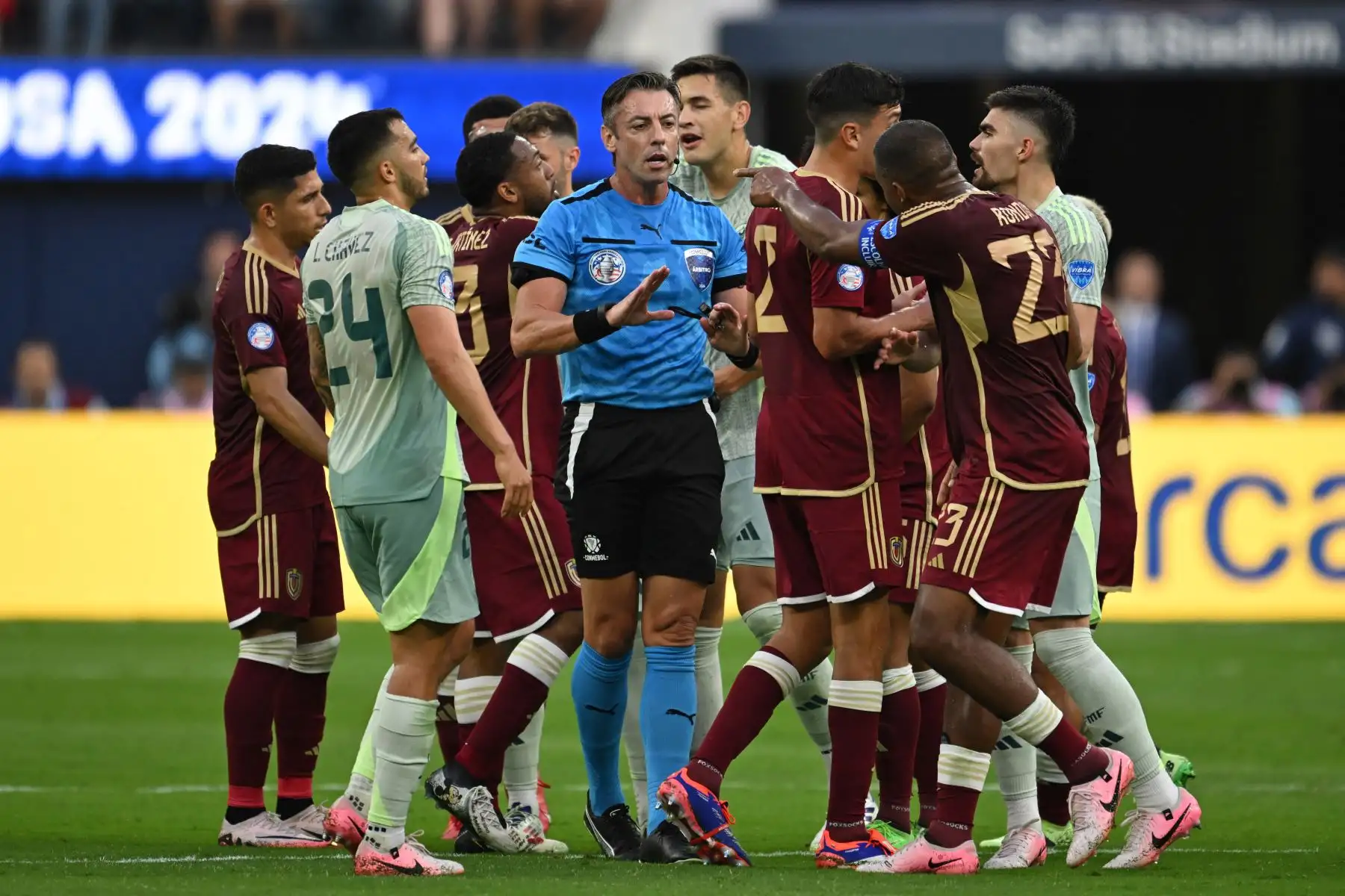 El árbitro separa a los jugadores mientras discuten durante el partido de fútbol del grupo B del torneo Copa América Conmebol 2024 entre Venezuela y México. Foto: ANDINA/AFP