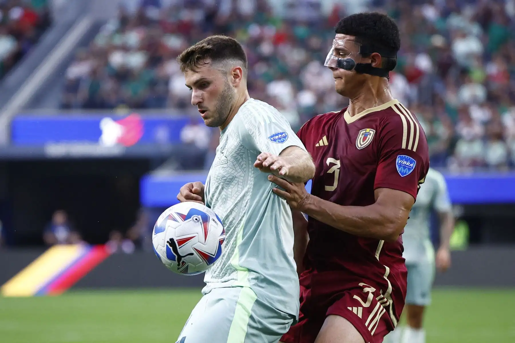 Santiago Giménez de México lucha por la posesión con Yordan Osorio de Venezuela durante el partido del Grupo B de la CONMEBOL Copa América 2024 entre Venezuela y México. Foto: ANDINA/ AFP