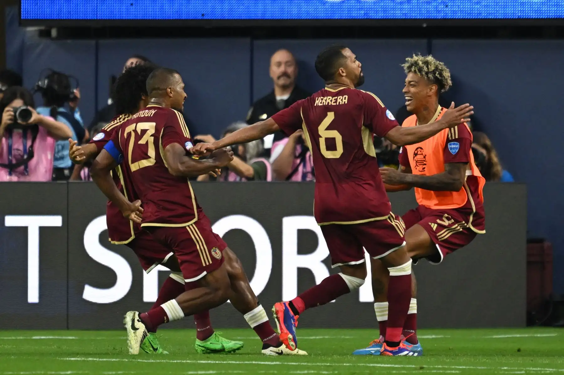 El delantero venezolano Salomon Rondon celebra con sus compañeros de equipo después de anotar un tiro penal durante el partido de fútbol del grupo B del torneo Copa América Conmebol 2024 entre Venezuela y México. Foto: ANDINA/AFP
