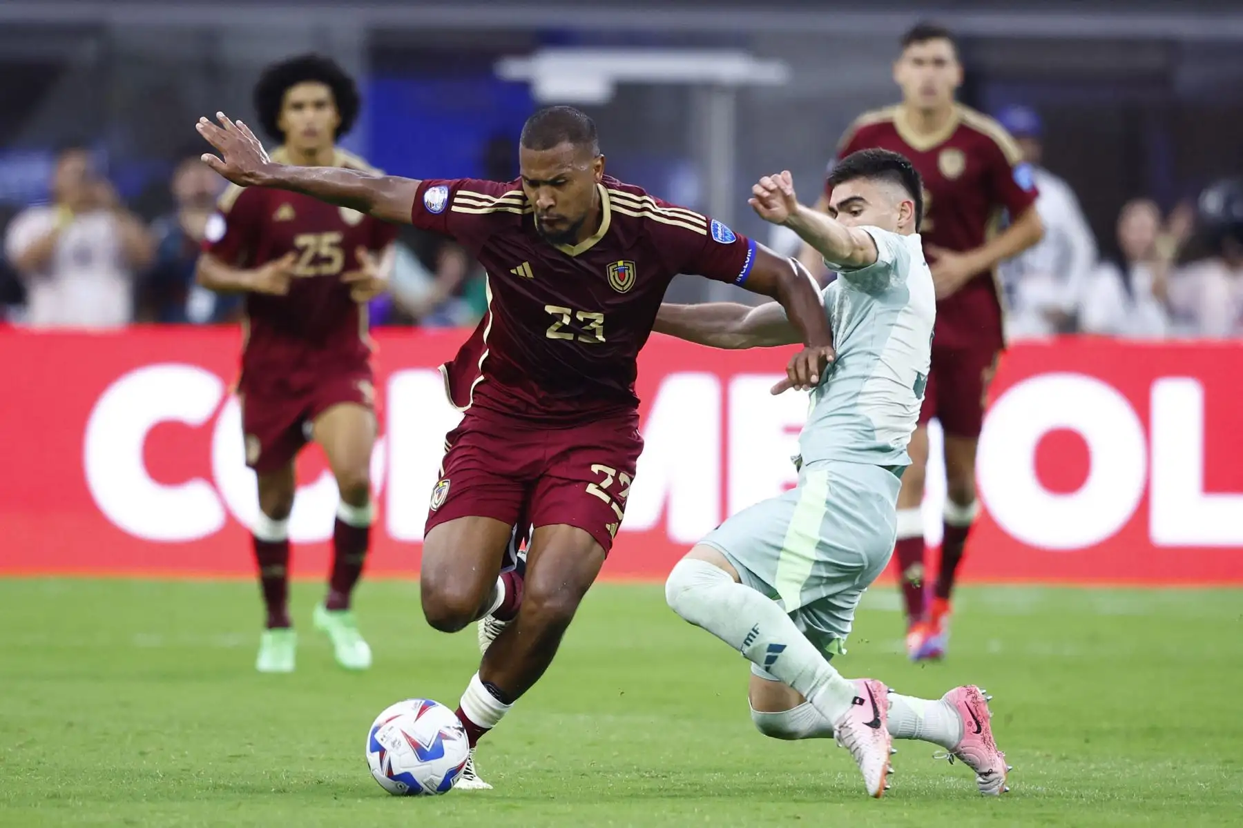 Salomón Rondón de Venezuela lucha por la posesión con Johan Vásquez de México durante el partido del Grupo B de la CONMEBOL Copa América 2024 entre Venezuela y México. Foto: ANDINA/ AFP