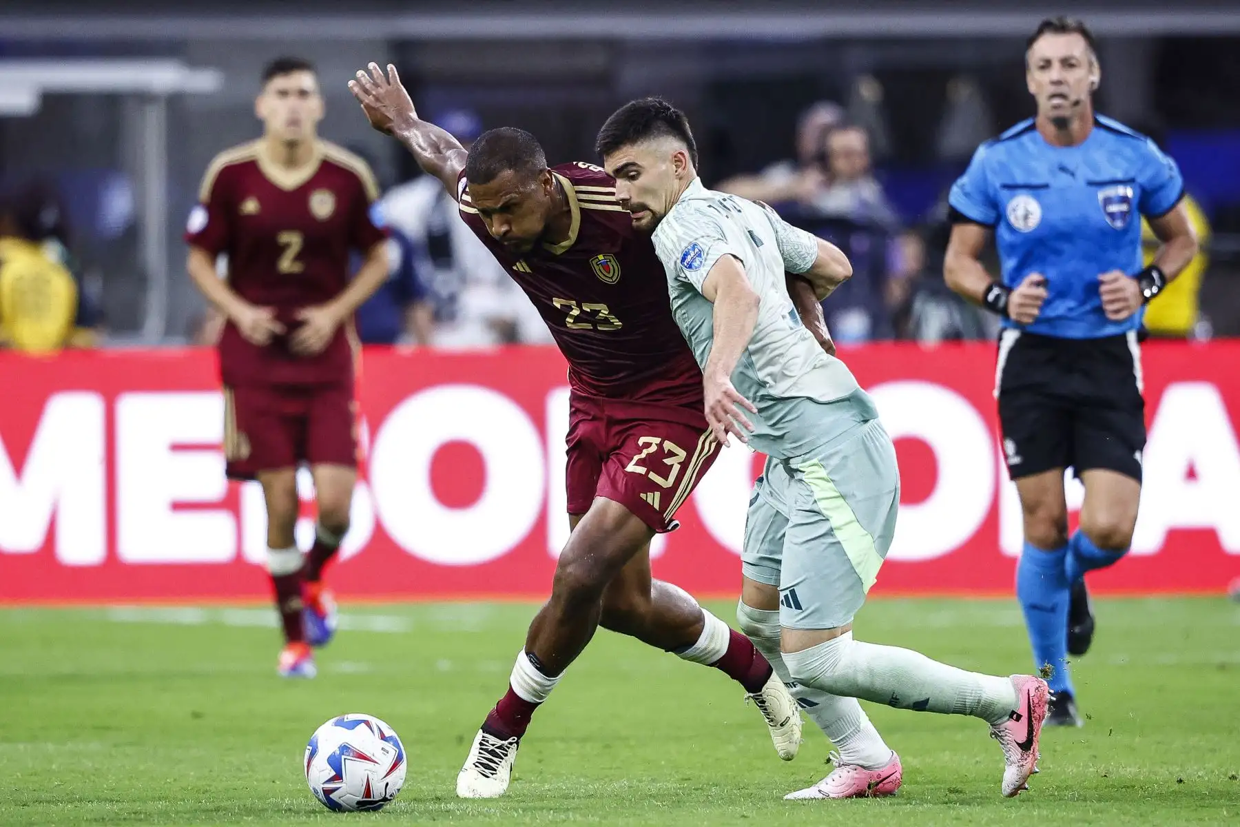 Salomón Rondón de Venezuela lucha por la posesión con Johan Vásquez de México durante el partido del Grupo B de la CONMEBOL Copa América 2024 entre Venezuela y México. Foto: ANDINA/ AFP