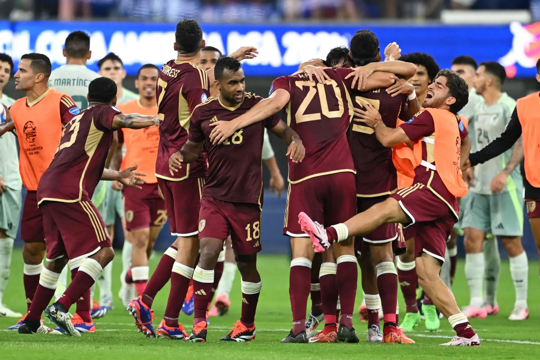 Los jugadores de Venezuela celebran después de ganar el partido de fútbol del grupo B del torneo Copa América Conmebol 2024 contra México. Foto: ANDINA/AFP