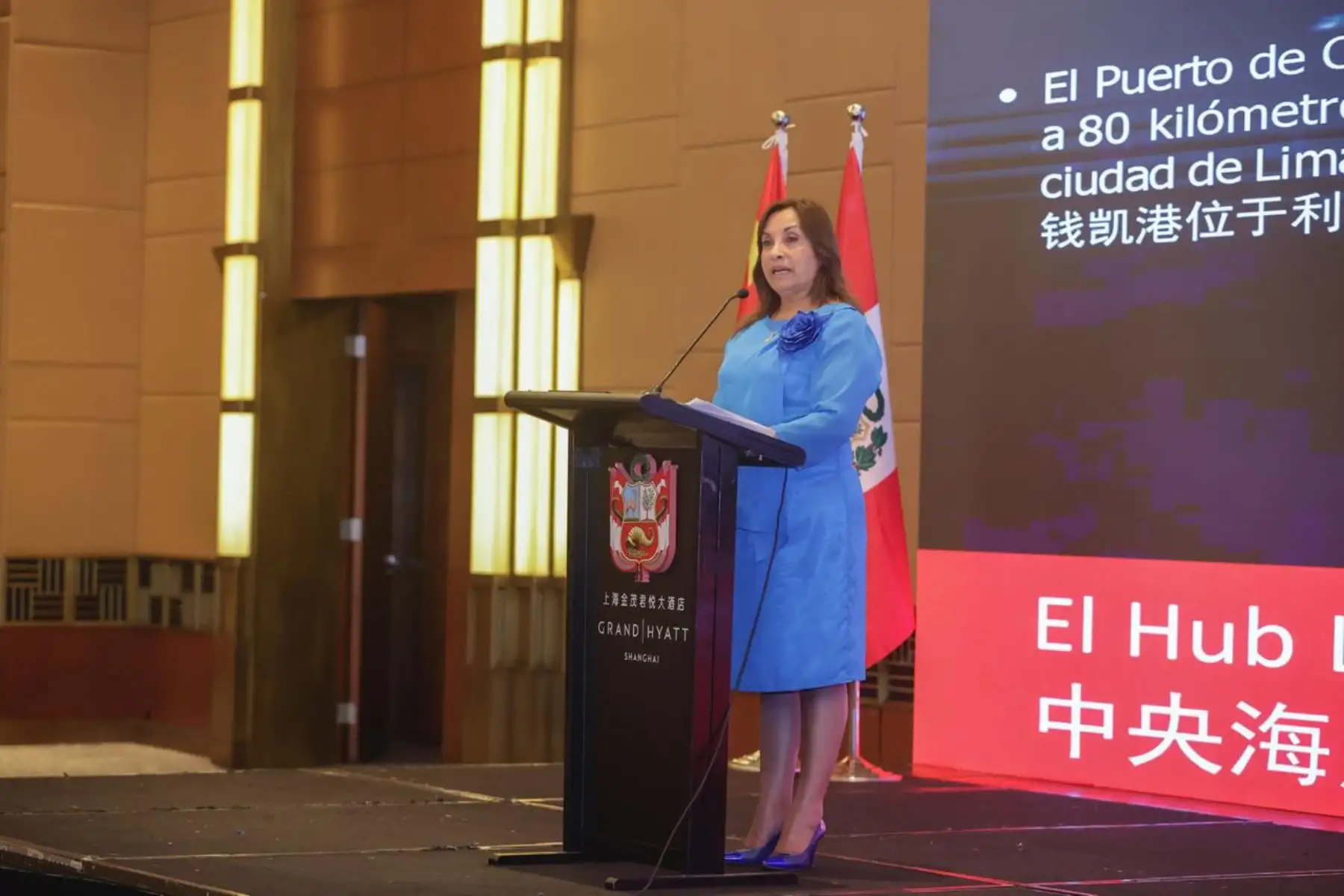 La presidenta de la República, Dina Ercilia Boluarte Zegarra, participa en la conferencia magistral "Oportunidades de Inversión de Perú" en el Grand Hyatt Shanghái en la República Popular China, dirigida a empresarios e inversionistas chinos, como parte de las actividades de su visita como jefa de Estado al país asiático. Foto: ANDINA/Prensa Presidencia