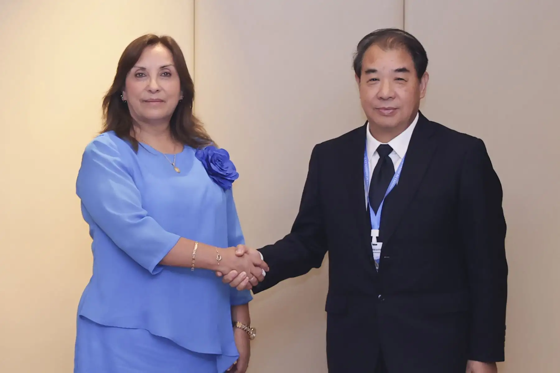 La presidenta de la República, Dina Ercilia Boluarte Zegarra, sostuvo una reunión con el presidente de China Southern Power Grid, con el objetivo de afianzar las relaciones de trabajo, como parte de sus actividades durante su Visita de Estado a la República Popular China. Foto: ANDINA/Presidencia