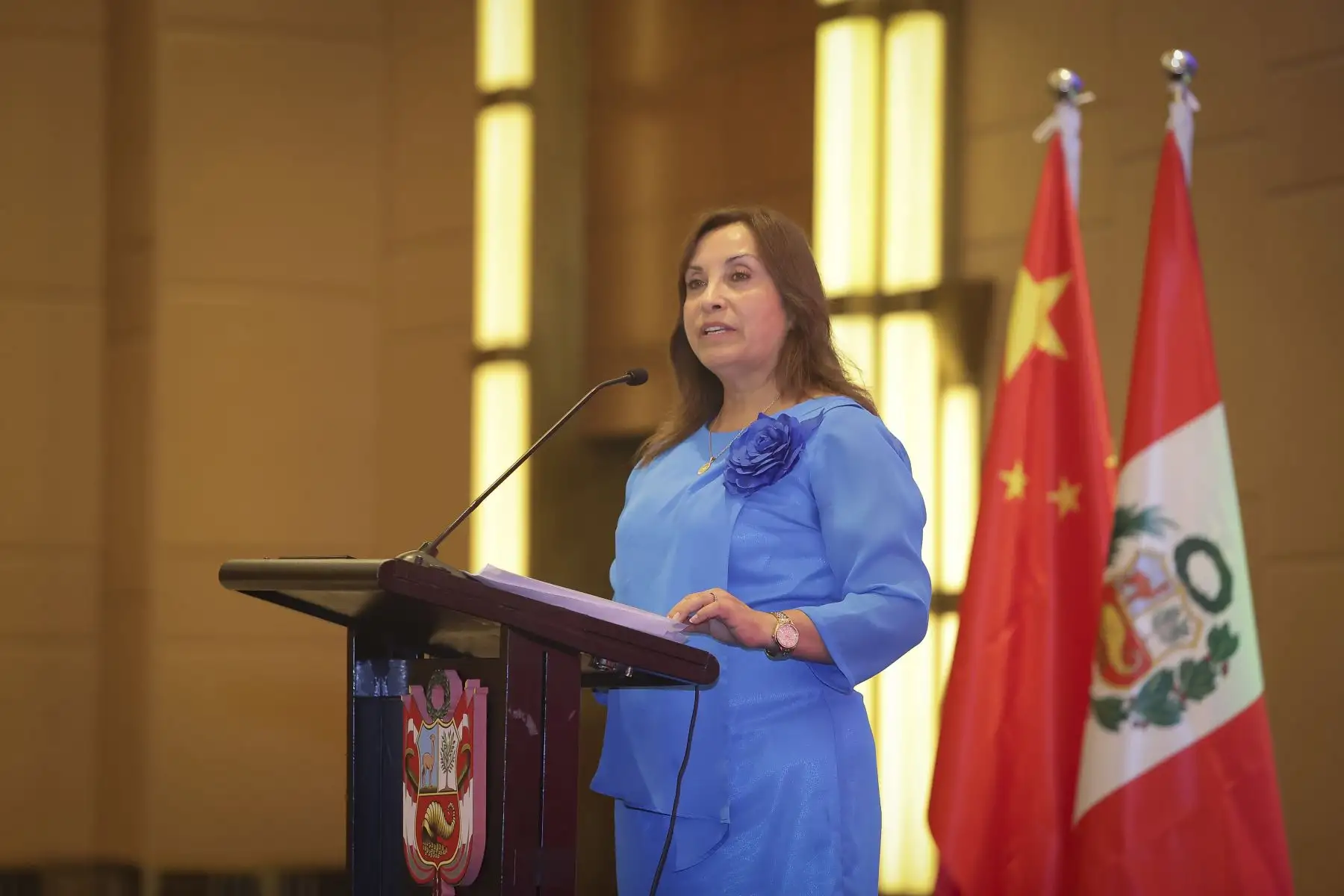 La presidenta de la República, Dina Ercilia Boluarte Zegarra, participa en la conferencia magistral "Oportunidades de Inversión de Perú" en el Grand Hyatt Shanghái en la República Popular China, dirigida a empresarios e inversionistas chinos, como parte de las actividades de su visita como jefa de Estado al país asiático. Foto: ANDINA/Prensa Presidencia