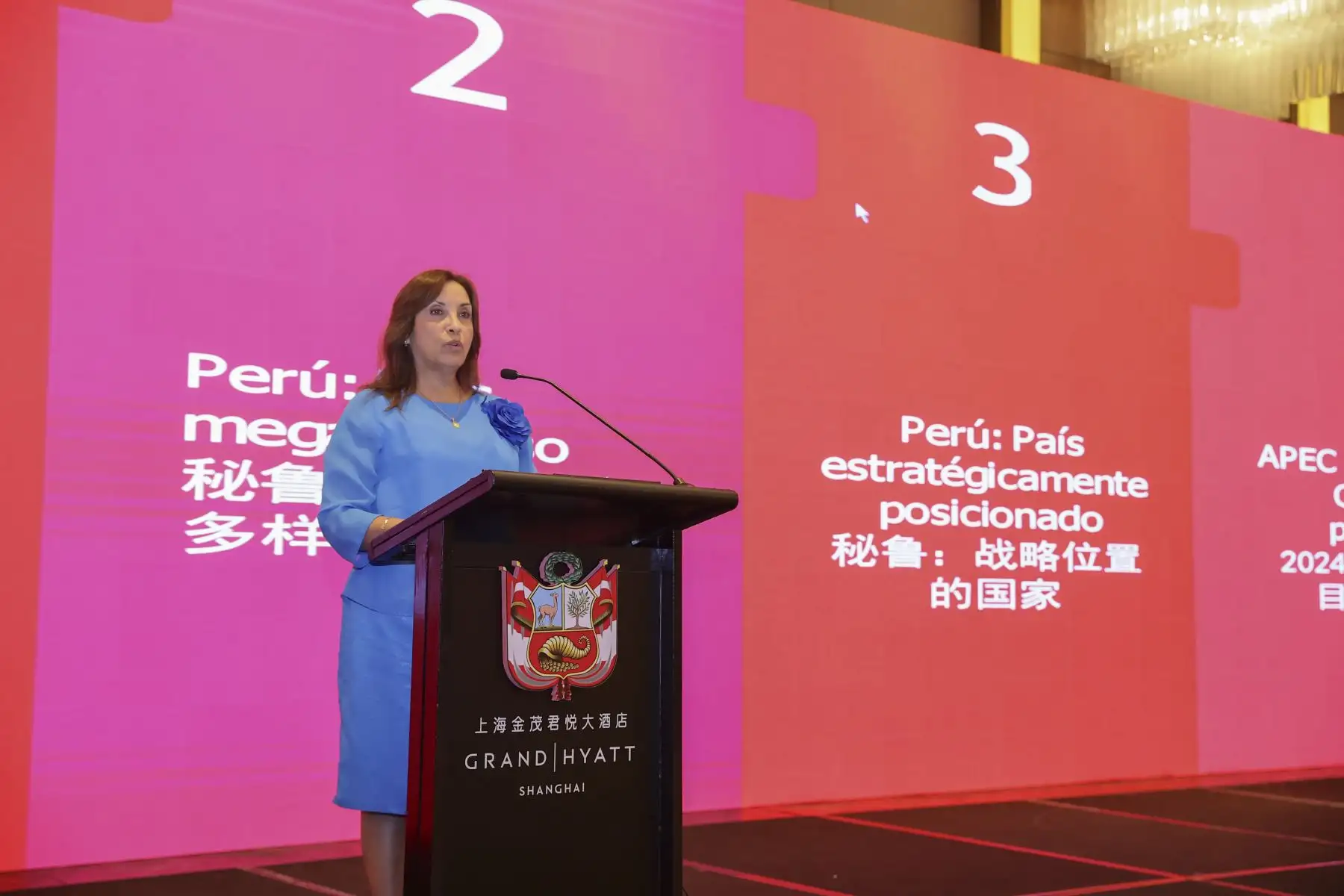 La presidenta de la República, Dina Ercilia Boluarte Zegarra, participa en la conferencia magistral "Oportunidades de Inversión de Perú" en el Grand Hyatt Shanghái en la República Popular China, dirigida a empresarios e inversionistas chinos, como parte de las actividades de su visita como jefa de Estado al país asiático. Foto: ANDINA/Prensa Presidencia