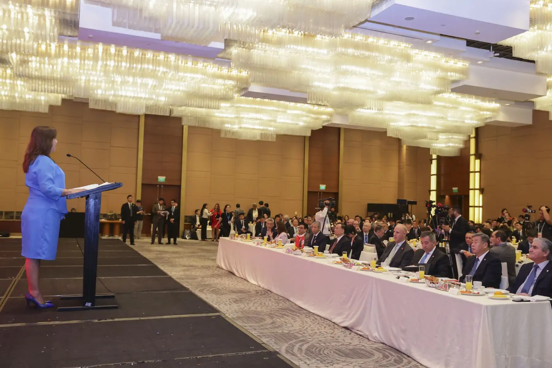 La presidenta de la República, Dina Ercilia Boluarte Zegarra, participa en la conferencia magistral "Oportunidades de Inversión de Perú" en el Grand Hyatt Shanghái en la República Popular China, dirigida a empresarios e inversionistas chinos, como parte de las actividades de su visita como jefa de Estado al país asiático. Foto: ANDINA/Prensa Presidencia