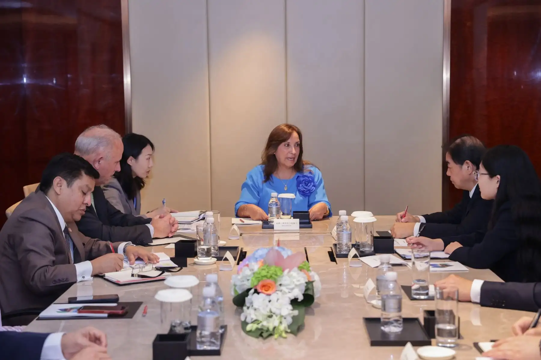 La presidenta de la República, Dina Ercilia Boluarte Zegarra, sostuvo una reunión con el presidente de China Southern Power Grid, con el objetivo de afianzar las relaciones de trabajo, como parte de sus actividades durante su Visita de Estado a la República Popular China. Foto: ANDINA/Presidencia
