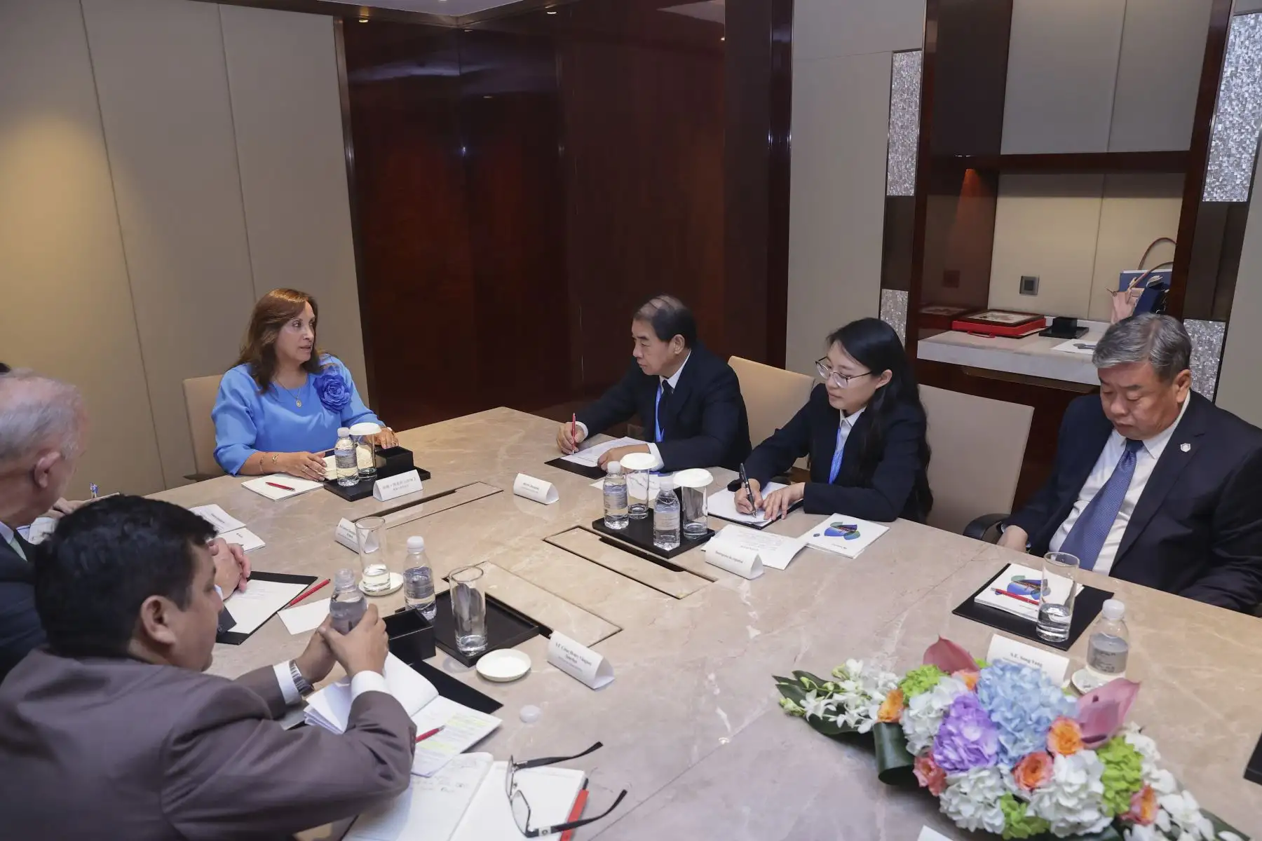 La presidenta de la República, Dina Ercilia Boluarte Zegarra, sostuvo una reunión con el presidente de China Southern Power Grid, con el objetivo de afianzar las relaciones de trabajo, como parte de sus actividades durante su Visita de Estado a la República Popular China. Foto: ANDINA/Presidencia
