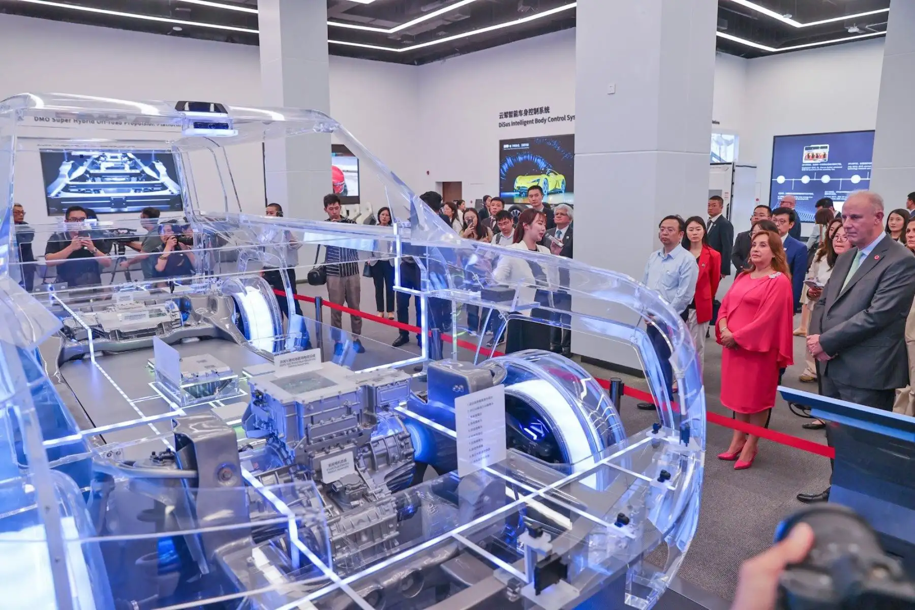 La jefa de Estado, Dina Boluarte, se reunió con el presidente de la compañía BYD, que está revolucionando la industria con sus automóviles y autobuses eléctricos. La mandataria resaltó las grandes ventajas que ofrece nuestro país a las inversiones privadas, como la iniciativa de cero aranceles que está fomentando el Gobierno. Foto: ANDINA/Prensa Presidencia
