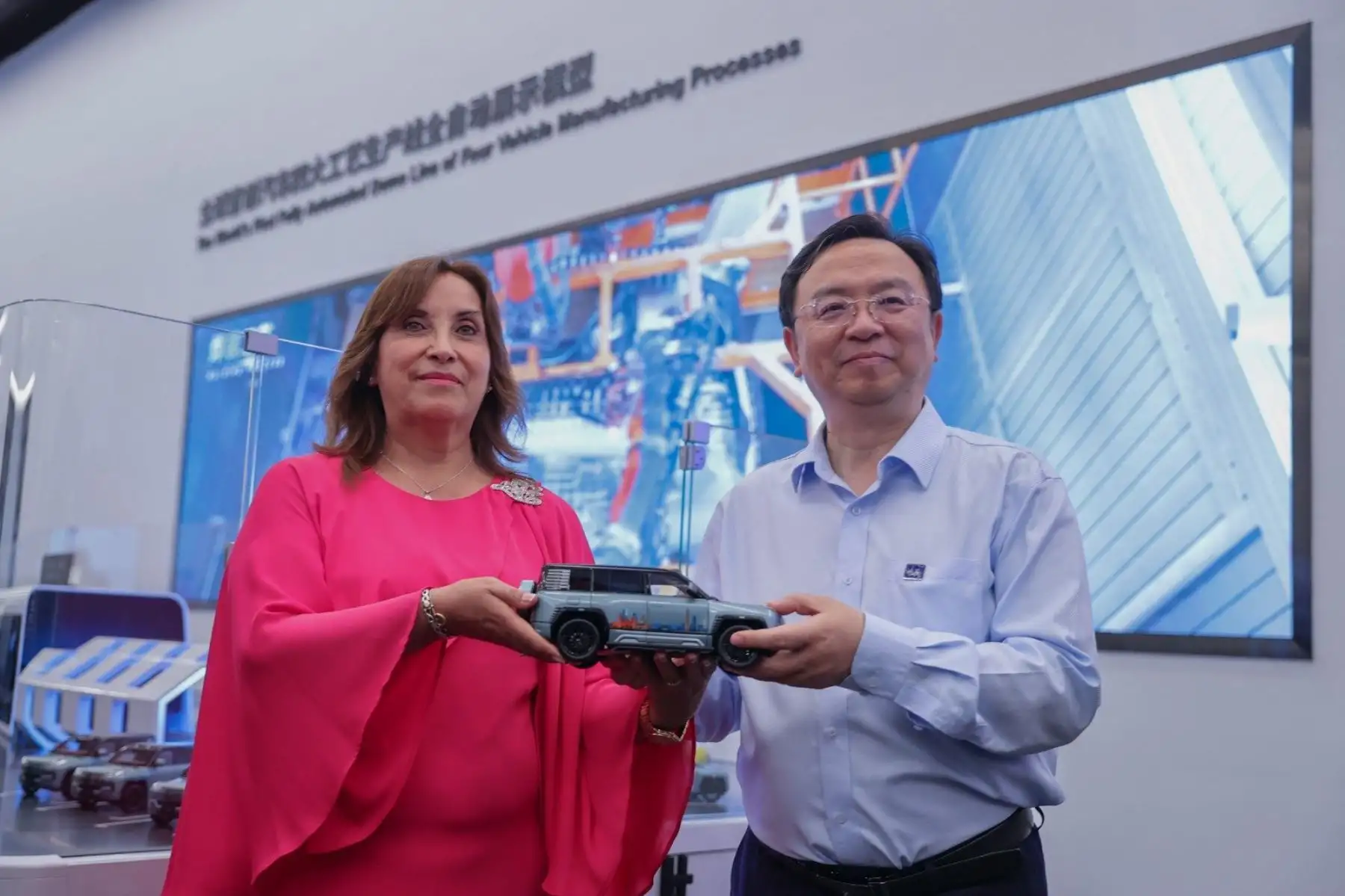 La jefa de Estado, Dina Boluarte, se reunió con el presidente de la compañía BYD, que está revolucionando la industria con sus automóviles y autobuses eléctricos. La mandataria resaltó las grandes ventajas que ofrece nuestro país a las inversiones privadas, como la iniciativa de cero aranceles que está fomentando el Gobierno. Foto: ANDINA/Prensa Presidencia