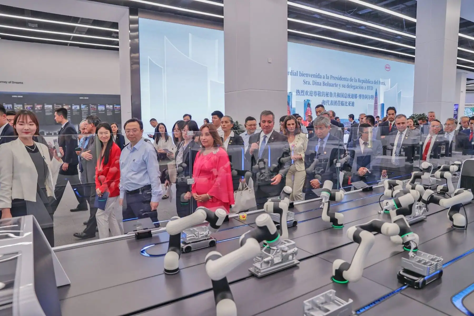 La jefa de Estado, Dina Boluarte, se reunió con el presidente de la compañía BYD, que está revolucionando la industria con sus automóviles y autobuses eléctricos. La mandataria resaltó las grandes ventajas que ofrece nuestro país a las inversiones privadas, como la iniciativa de cero aranceles que está fomentando el Gobierno. Foto: ANDINA/Prensa Presidencia