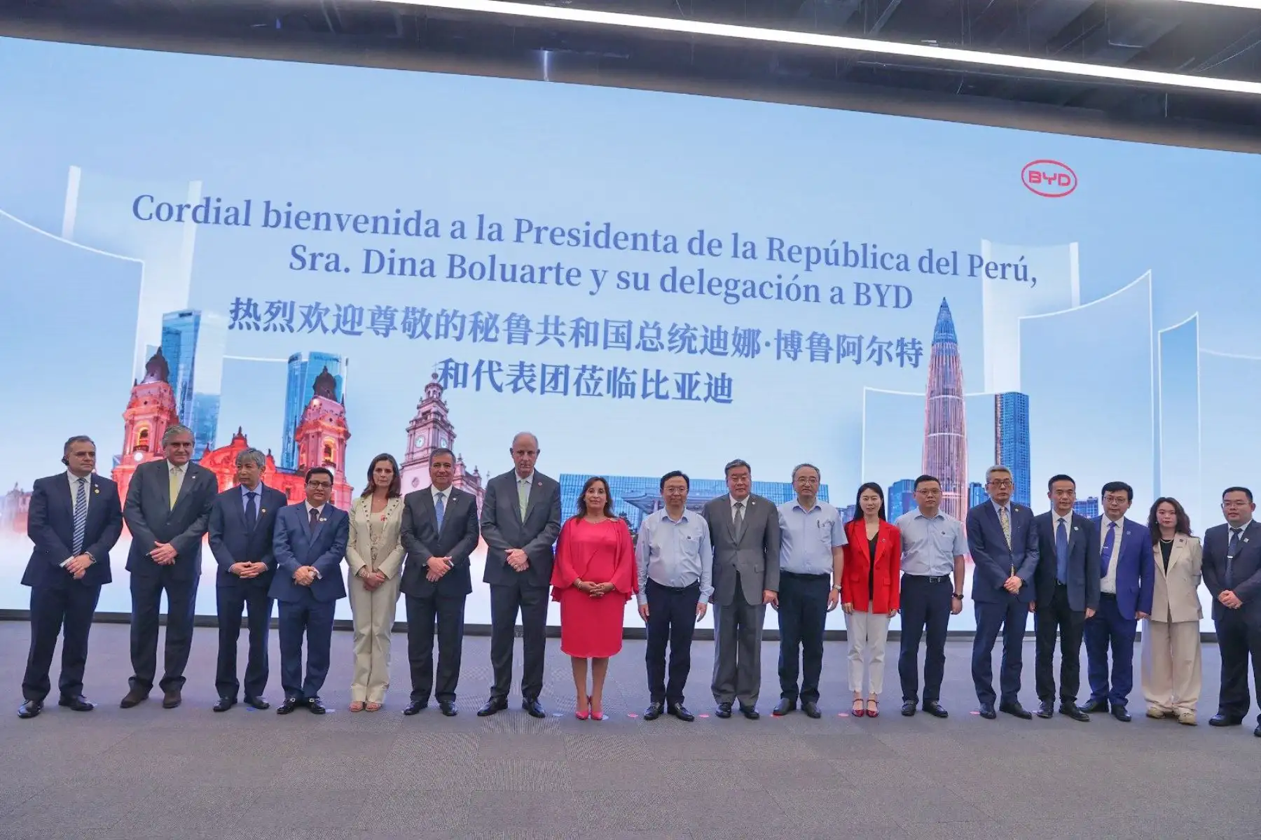 La jefa de Estado, Dina Boluarte, se reunió con el presidente de la compañía BYD, que está revolucionando la industria con sus automóviles y autobuses eléctricos. La mandataria resaltó las grandes ventajas que ofrece nuestro país a las inversiones privadas, como la iniciativa de cero aranceles que está fomentando el Gobierno. Foto: ANDINA/Prensa Presidencia