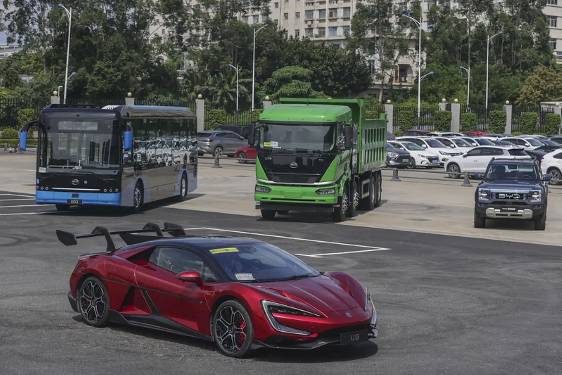 La Jefa de Estado y la delegación oficial se reunieron con Wang Chuanfu presidente de la compañía automotriz BYD y su equipo en su sede central en Shenzhen. Foto: ANDINA/ Prensa Presidencia
