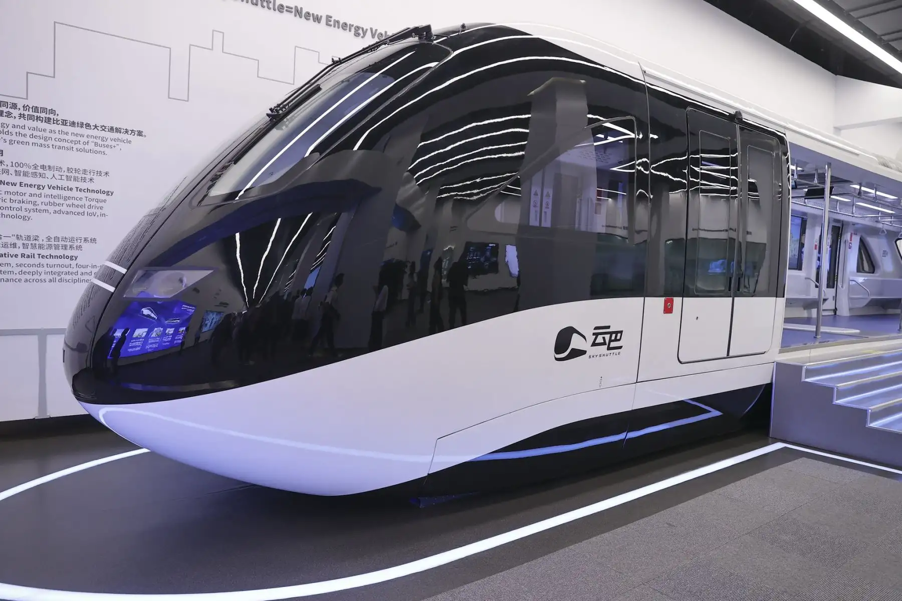 La Jefa de Estado y la delegación oficial se reunieron con Wang Chuanfu presidente de la compañía automotriz BYD y su equipo en su sede central en Shenzhen. Foto: ANDINA/ Prensa Presidencia