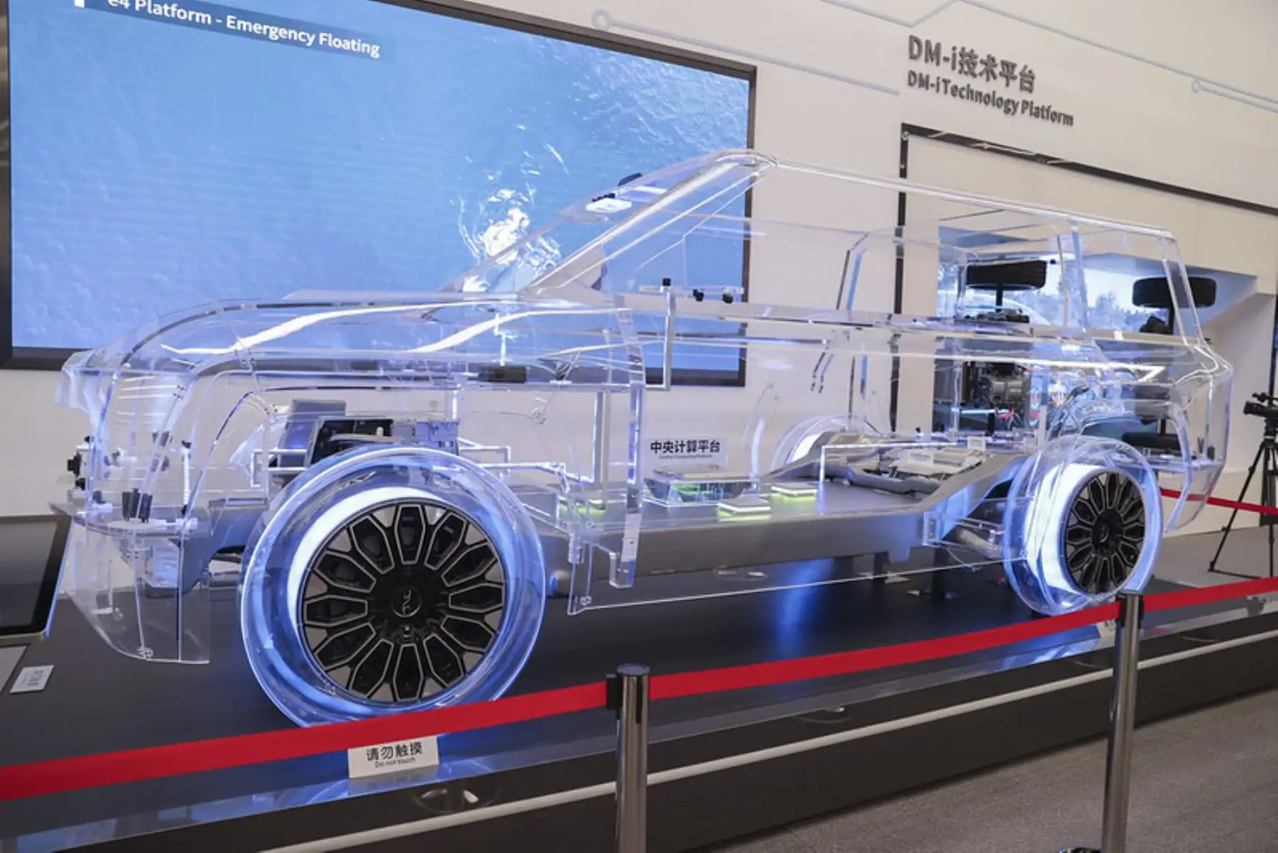 La Jefa de Estado y la delegación oficial se reunieron con Wang Chuanfu presidente de la compañía automotriz BYD y su equipo en su sede central en Shenzhen. Foto: ANDINA/ Prensa Presidencia