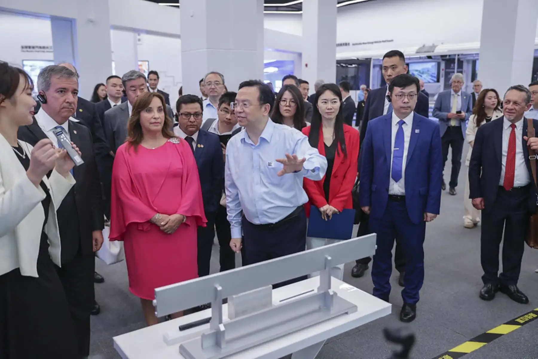 La Jefa de Estado y la delegación oficial se reunieron con Wang Chuanfu presidente de la compañía automotriz BYD y su equipo en su sede central en Shenzhen. Foto: ANDINA/ Prensa Presidencia
