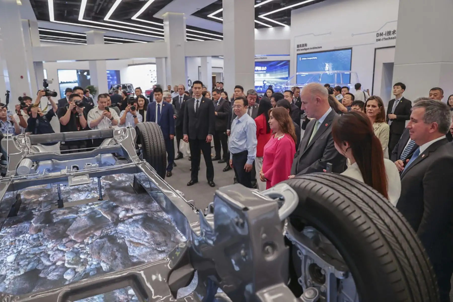 La Jefa de Estado y la delegación oficial se reunieron con Wang Chuanfu presidente de la compañía automotriz BYD y su equipo en su sede central en Shenzhen. Foto: ANDINA/ Prensa Presidencia