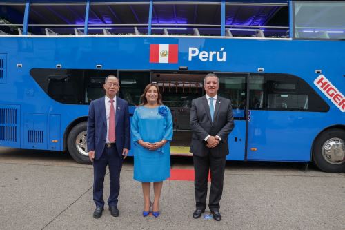 Presidenta de la república visita la empresa Higer junto con la delegación oficial peruana