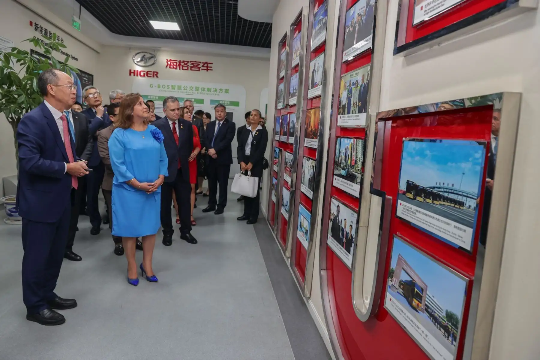 Presidenta de la república visita la empresa Higer junto con la delegación oficial peruana. Foto: ANDINA/ Prensa Presidencia