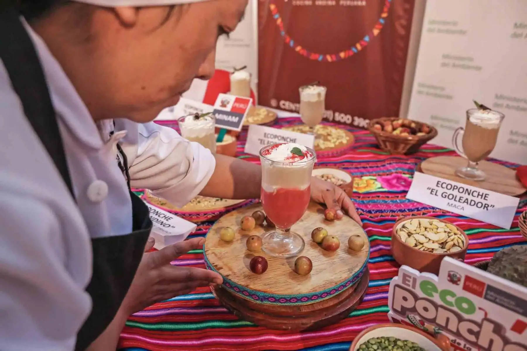 Cocinera del restaurante Huancahuasi coloca sobre la mesa la nueva bebida bandera: el “Ecoponche de la Blanquirroja”, preparada con frutos amazónicos como camu camu y guanábana. Foto: ANDINA/ Connie Calderon