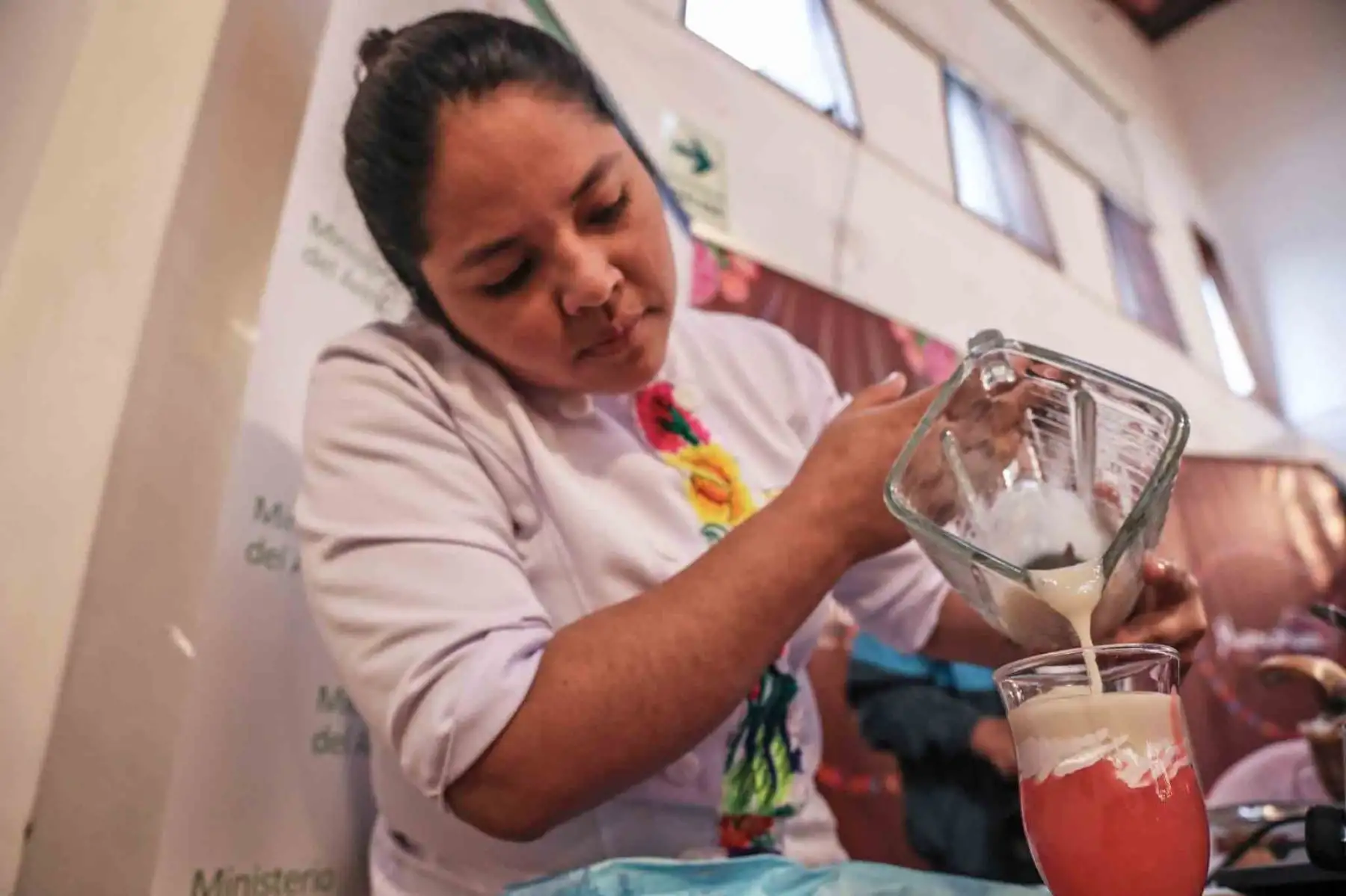 Chef Jeny Luján preparando el “Ecoponche de la Blanquirroja”, bebida preparada con frutos amazónicos como camu camu y guanábana. Foto: ANDINA/ Connie Calderon
