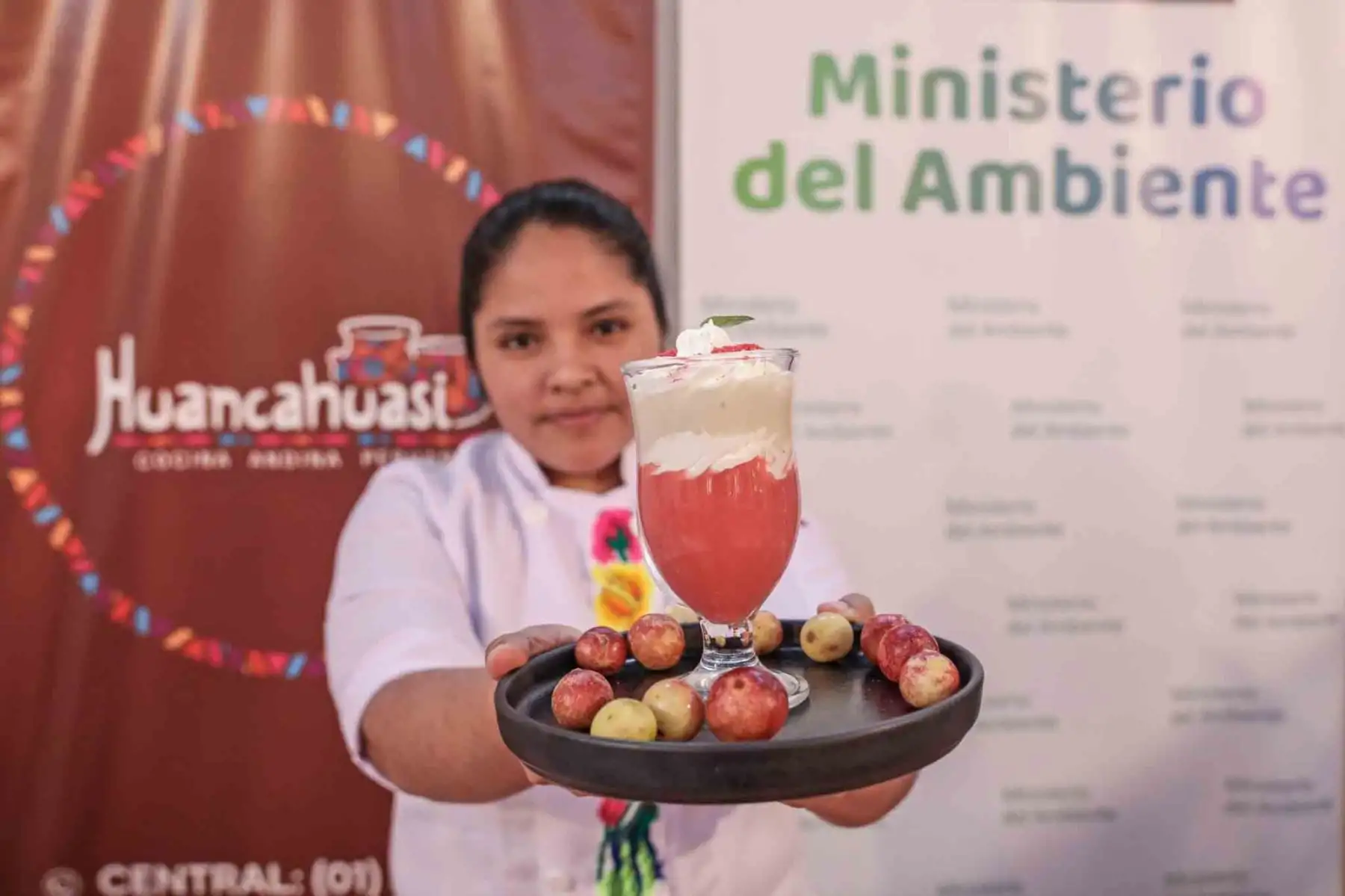 Chef Jeny Luján presenta el “Ecoponche de la Blanquirroja”, bebida preparada con frutos amazónicos como camu camu y guanábana. Foto: ANDINA/ Connie Calderon