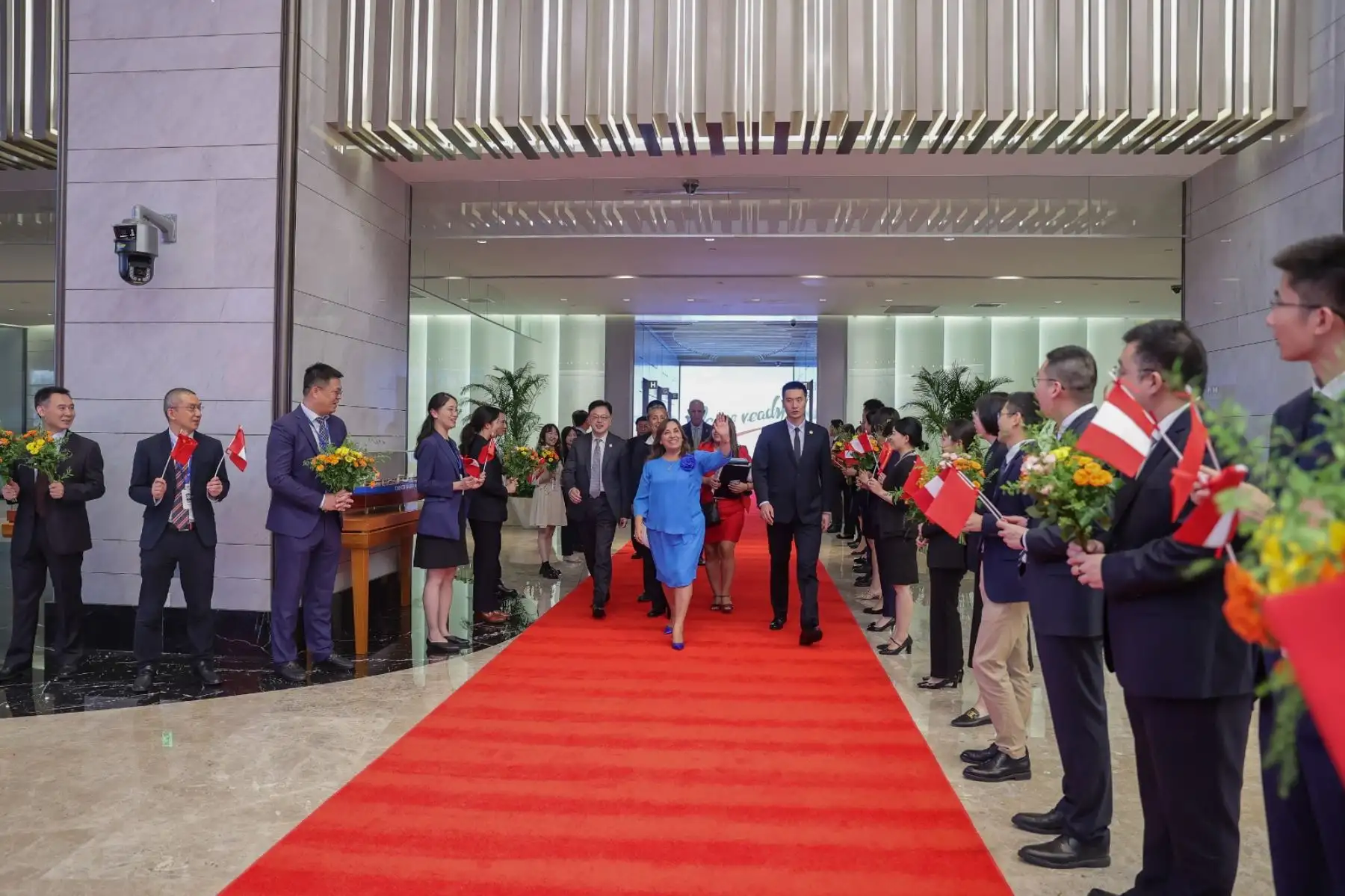 Reunión de la Mandataria Dina Boluarte con el Presidente de Cosco Shipping. Foto: ANDINA/ Prensa Presidencia
