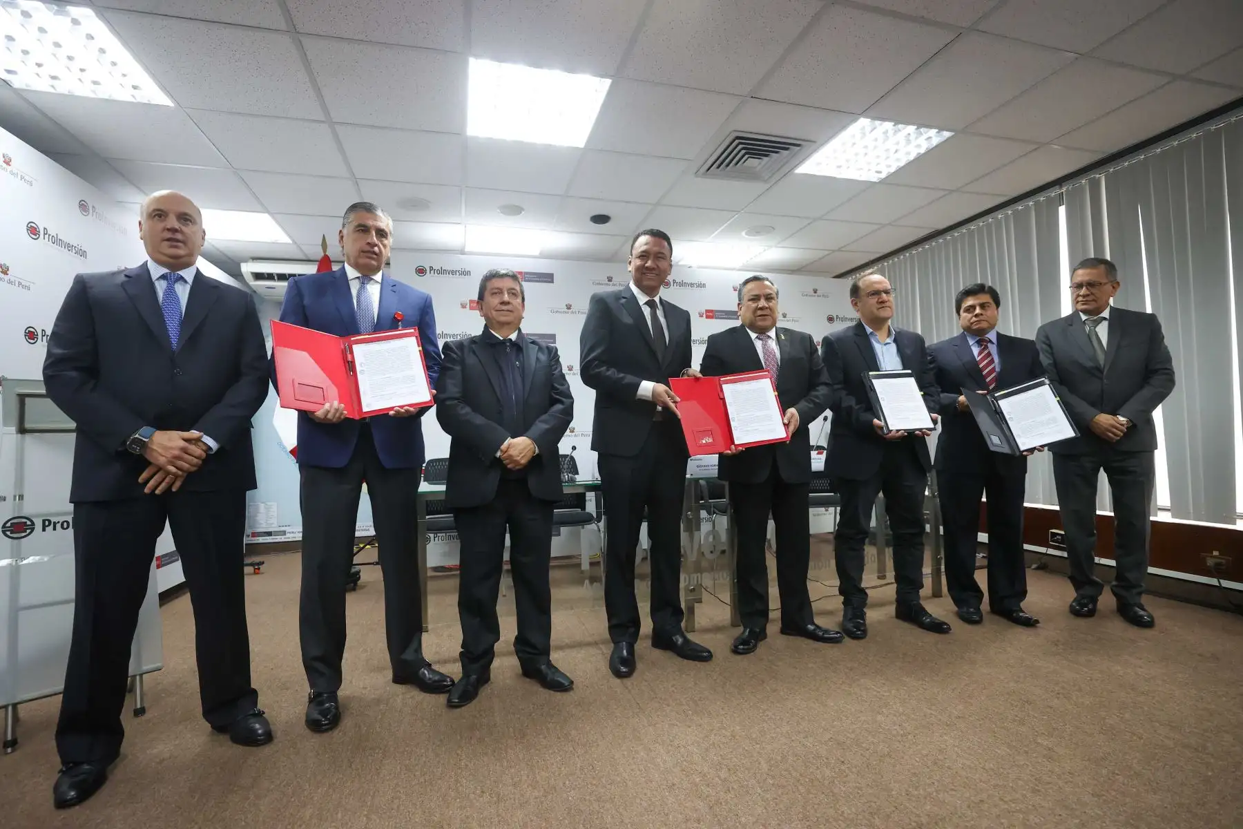 El presidente del Consejo de Ministros, Gustavo Adrianzén, el titular del Midagri, Angel Manero y el director ejecutivo de ProInversion, José Salardi participan en la firma de adenda para explotar roca fosfórica en Bayóvar.

Foto:ANDINA/ Juan Carlos Guzmán Negrini