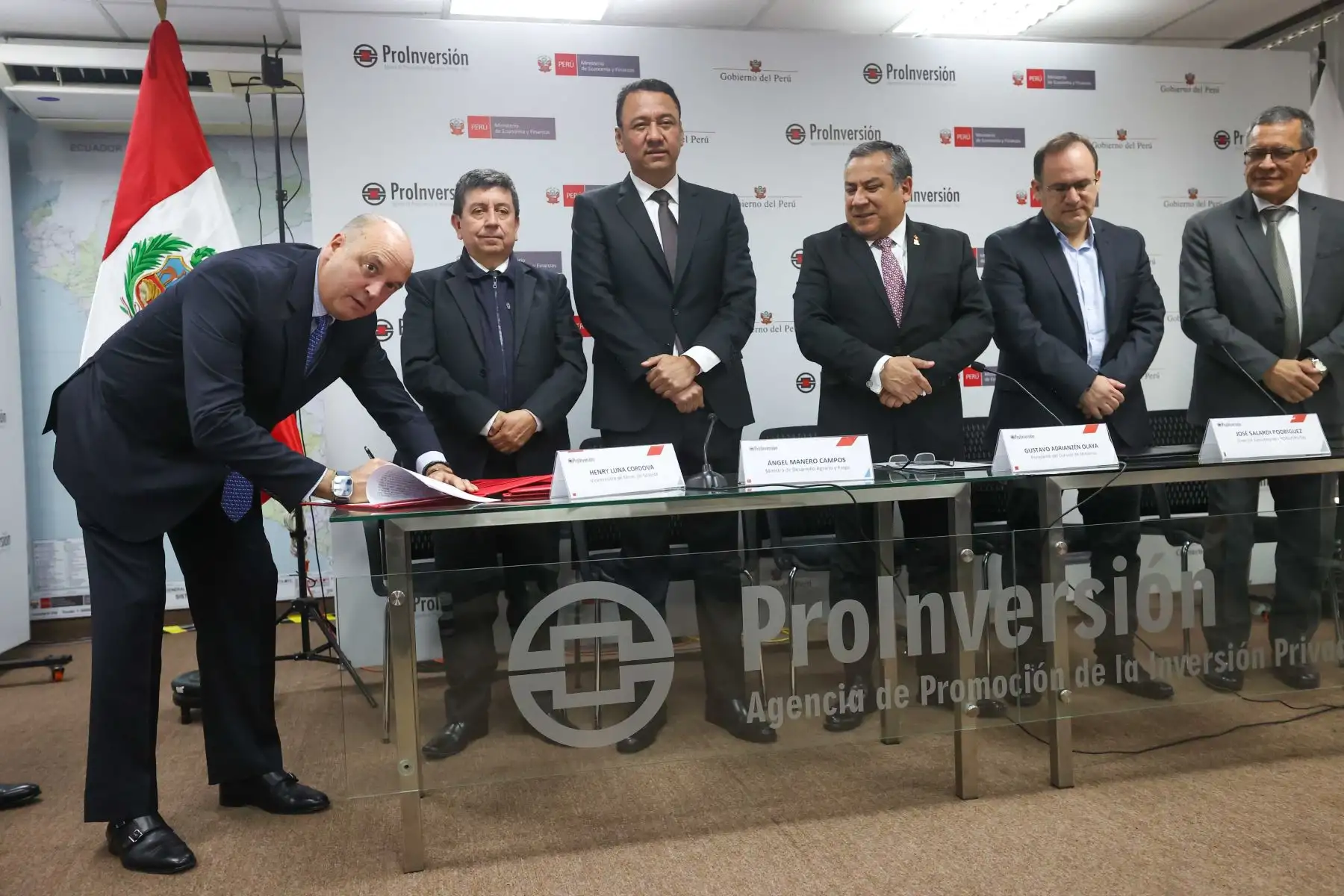 El presidente del Consejo de Ministros, Gustavo Adrianzén, el titular del Midagri, Angel Manero y el director ejecutivo de ProInversion, José Salardi participan en la firma de adenda para explotar roca fosfórica en Bayóvar.

Foto:ANDINA/ Juan Carlos Guzmán Negrini