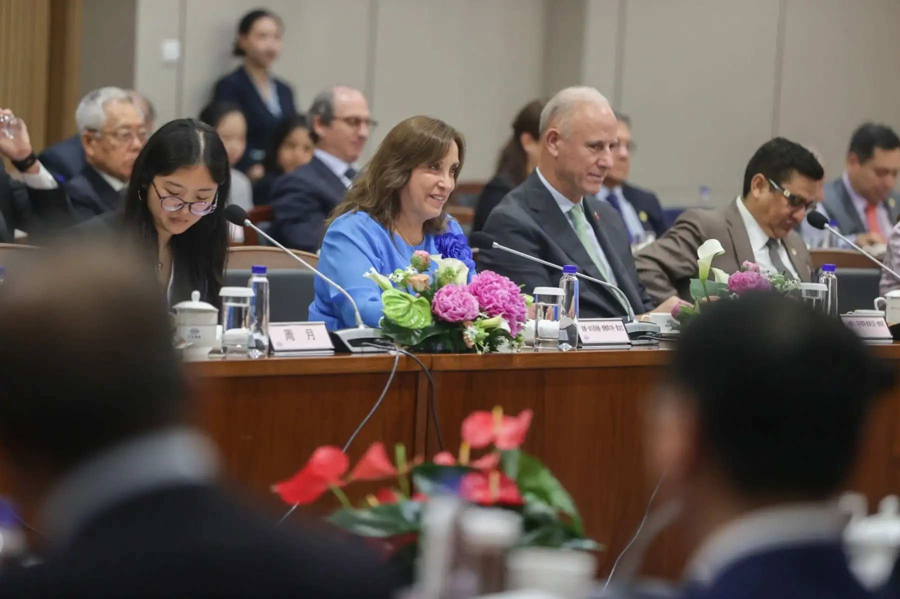 Reunión de la Mandataria Dina Boluarte con el Presidente de Cosco Shipping. Foto: ANDINA/ Prensa Presidencia