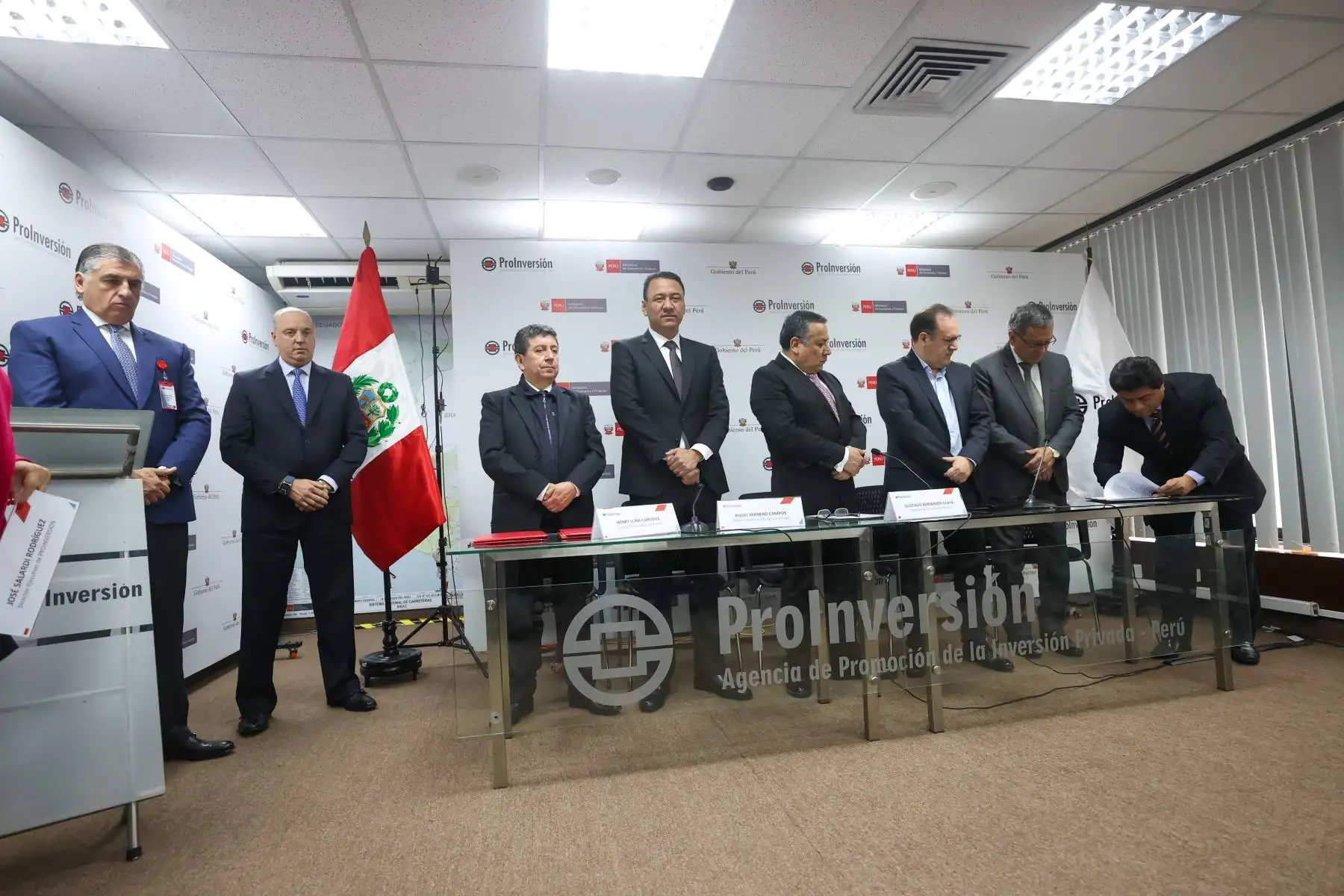 El presidente del Consejo de Ministros, Gustavo Adrianzén, el titular del Midagri, Angel Manero y el director ejecutivo de ProInversion, José Salardi participan en la firma de adenda para explotar roca fosfórica en Bayóvar.

Foto:ANDINA/ Juan Carlos Guzmán Negrini