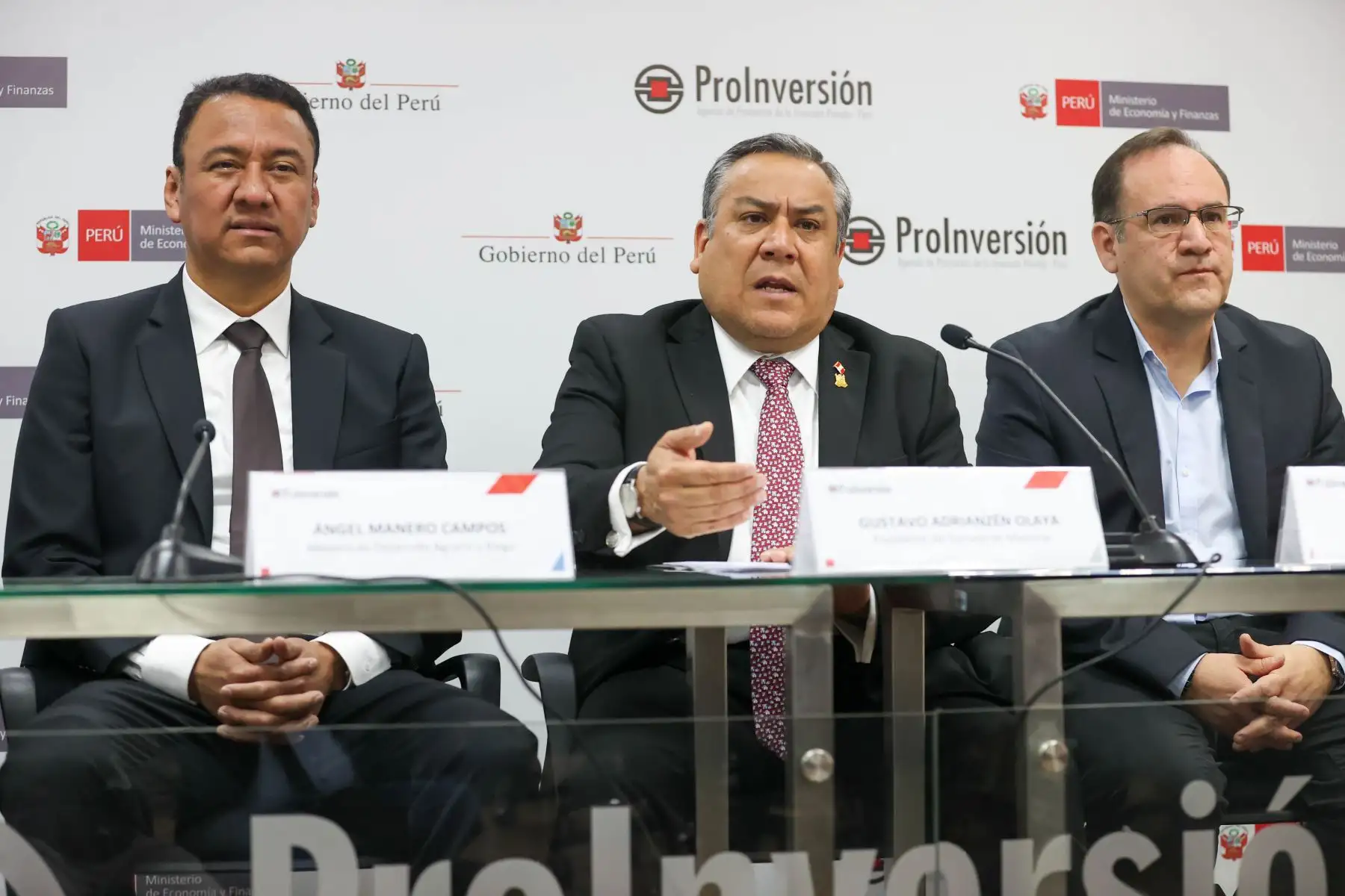 El presidente del Consejo de Ministros, Gustavo Adrianzén, el titular del Midagri, Angel Manero y el director ejecutivo de ProInversion, José Salardi participan en la firma de adenda para explotar roca fosfórica en Bayóvar.

Foto:ANDINA/ Juan Carlos Guzmán Negrini