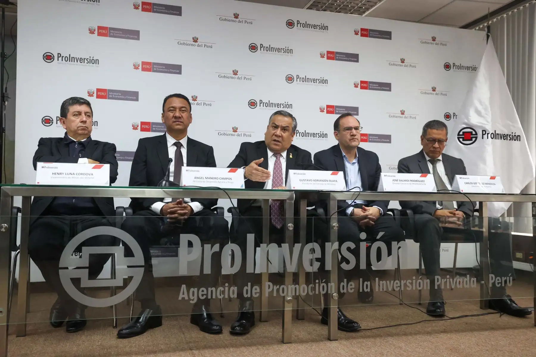 El presidente del Consejo de Ministros, Gustavo Adrianzén, el titular del Midagri, Angel Manero y el director ejecutivo de ProInversion, José Salardi participan en la firma de adenda para explotar roca fosfórica en Bayóvar.

Foto:ANDINA/ Juan Carlos Guzmán Negrini