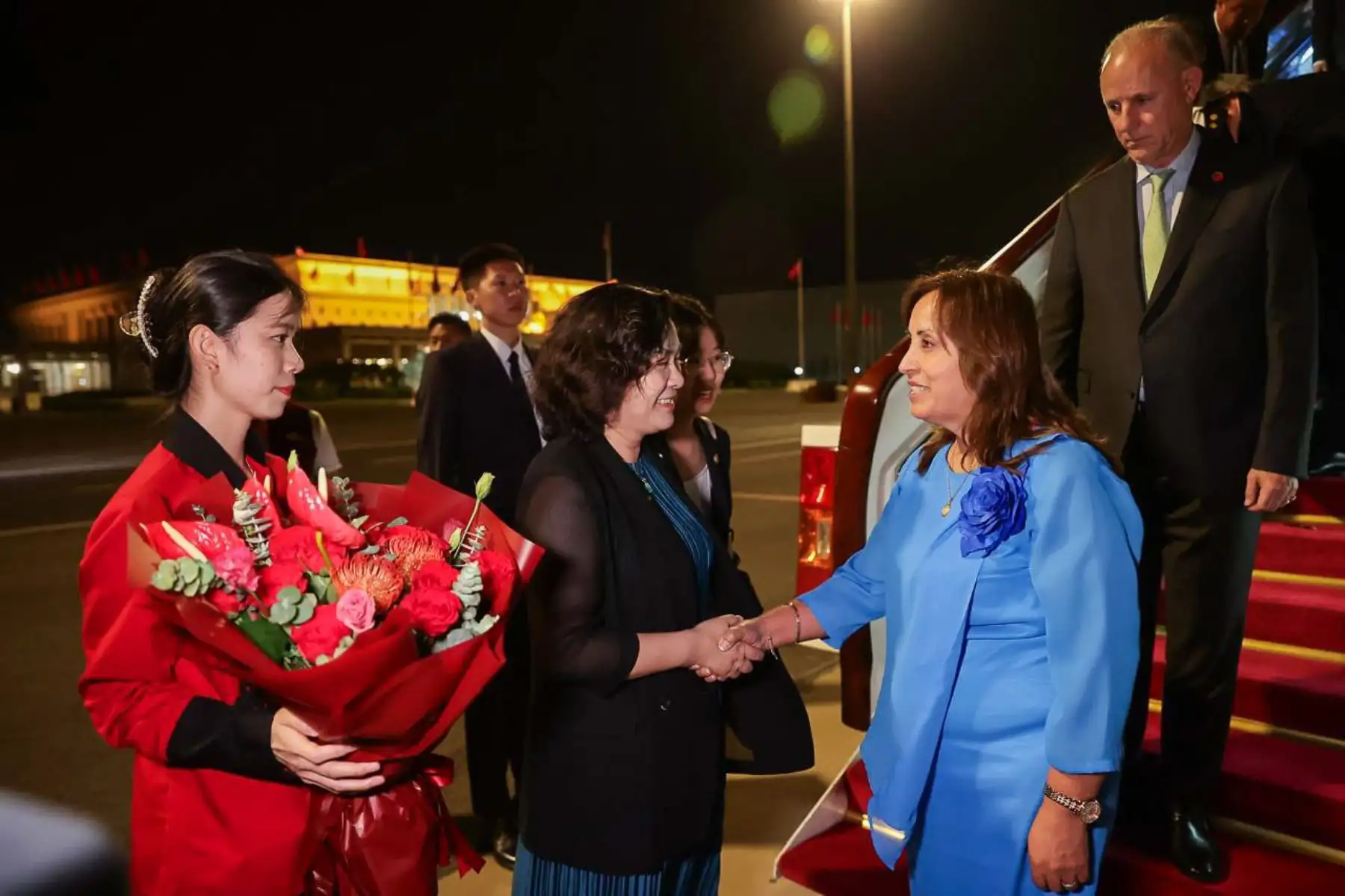 La presidenta de la república, Dina Ercilia Boluarte Zegarra llegó a Pekín, donde fue recibida por autoridades chinas y cumplirá distintas actividades oficiales en el marco de la Visita de Estado a la República Popular China.  Foto: ANDINA/Prensa Presidencia