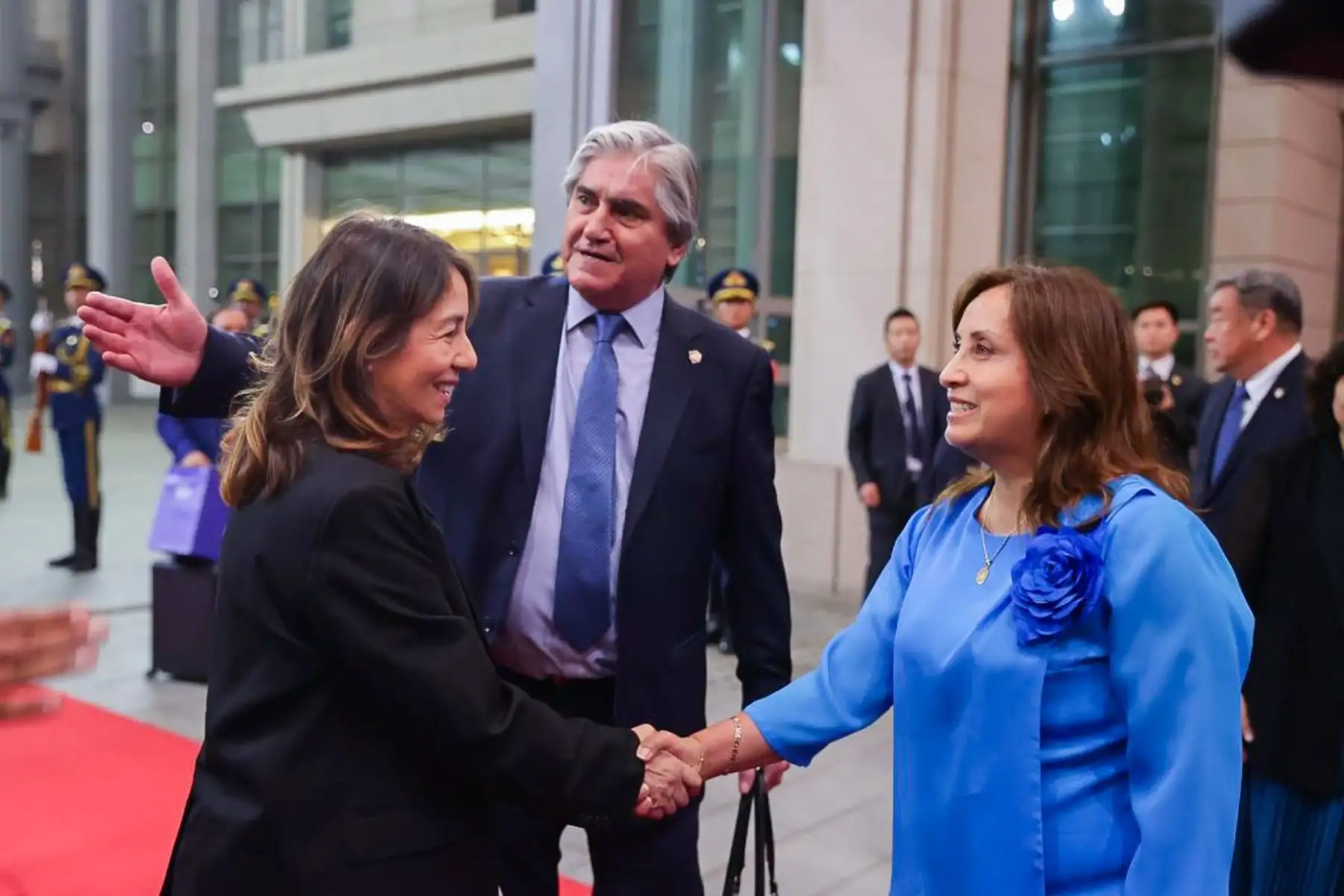 La presidenta de la república, Dina Ercilia Boluarte Zegarra llegó a Pekín, donde fue recibida por autoridades chinas y cumplirá distintas actividades oficiales en el marco de la Visita de Estado a la República Popular China.  Foto: ANDINA/Prensa Presidencia