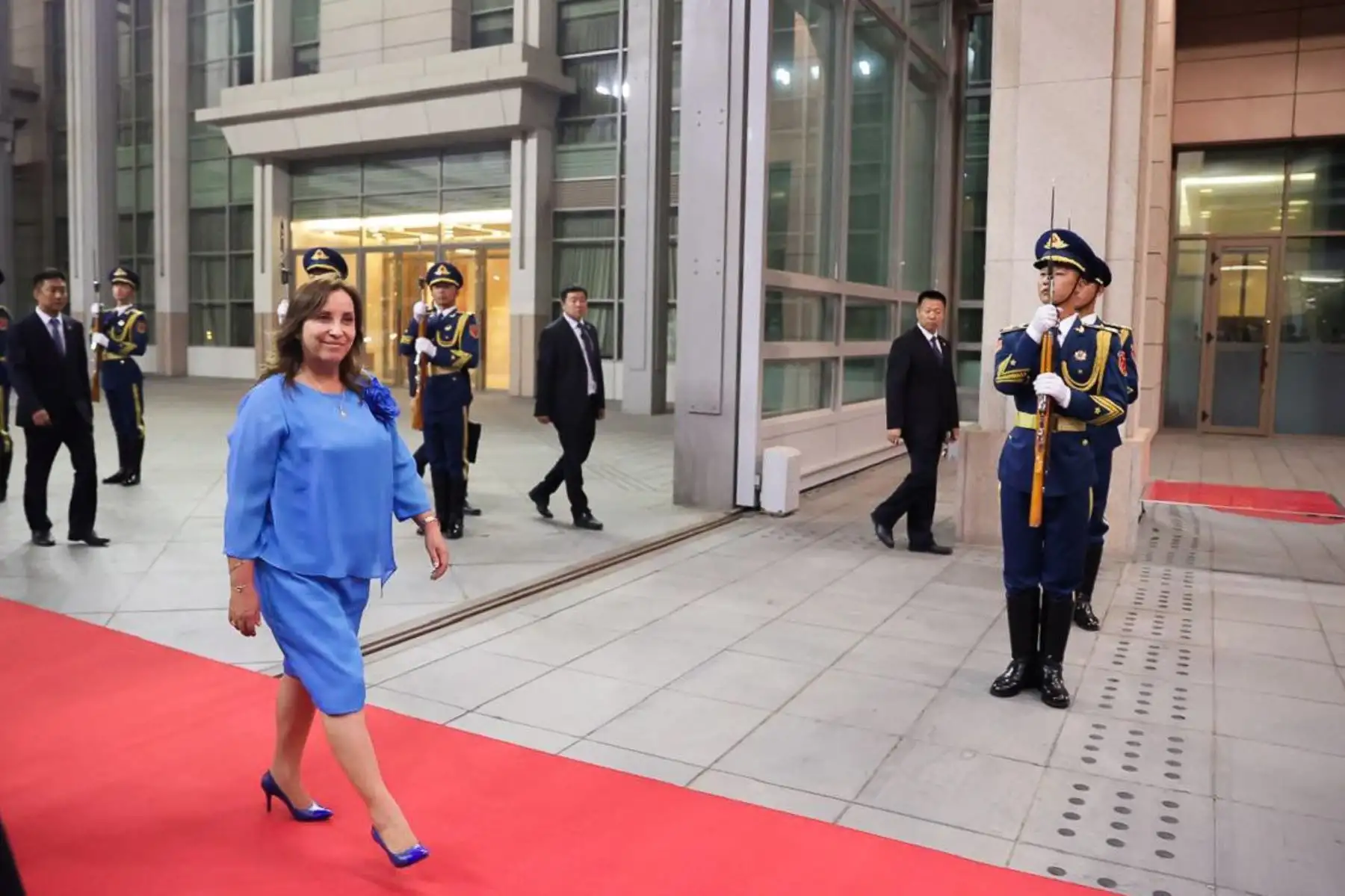 La presidenta de la república, Dina Ercilia Boluarte Zegarra llegó a Pekín, donde fue recibida por autoridades chinas y cumplirá distintas actividades oficiales en el marco de la Visita de Estado a la República Popular China.  Foto: ANDINA/Prensa Presidencia
