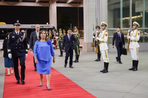 Presidenta de la república, Dina Boluarte llegó a Pekín, donde fue recibida por autoridades chinas