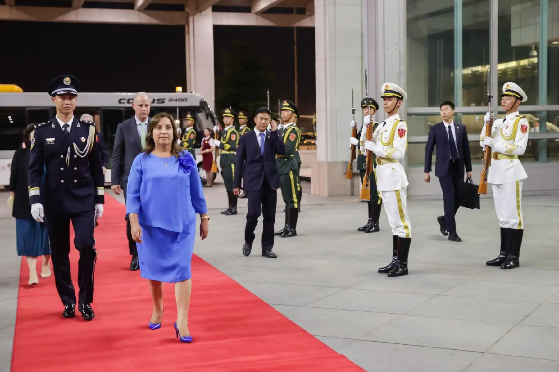 La presidenta de la república, Dina Ercilia Boluarte Zegarra llegó a Pekín, donde fue recibida por autoridades chinas y cumplirá distintas actividades oficiales en el marco de la Visita de Estado a la República Popular China.  Foto: ANDINA/Prensa Presidencia