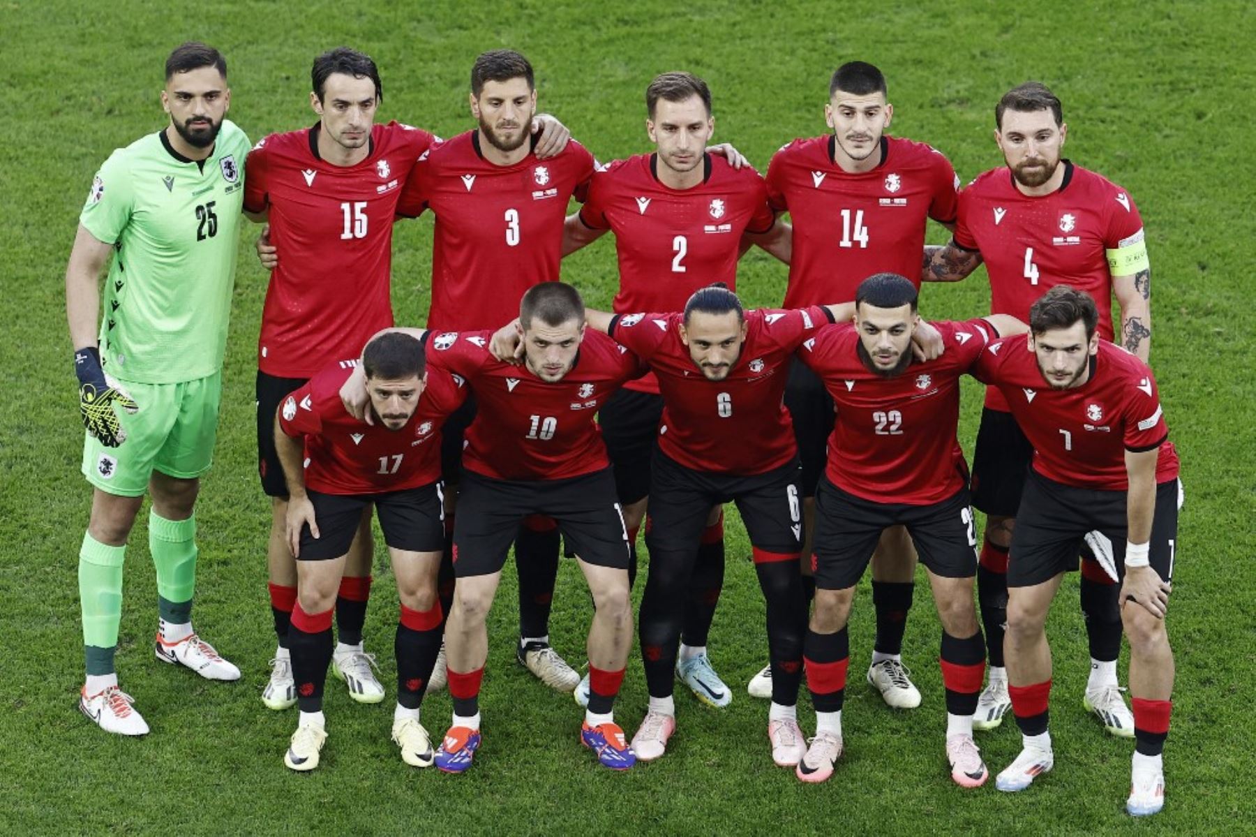 Georgia hace historia al clasificar a los octavos de final de una Eurocopa por primera vez en su historia.